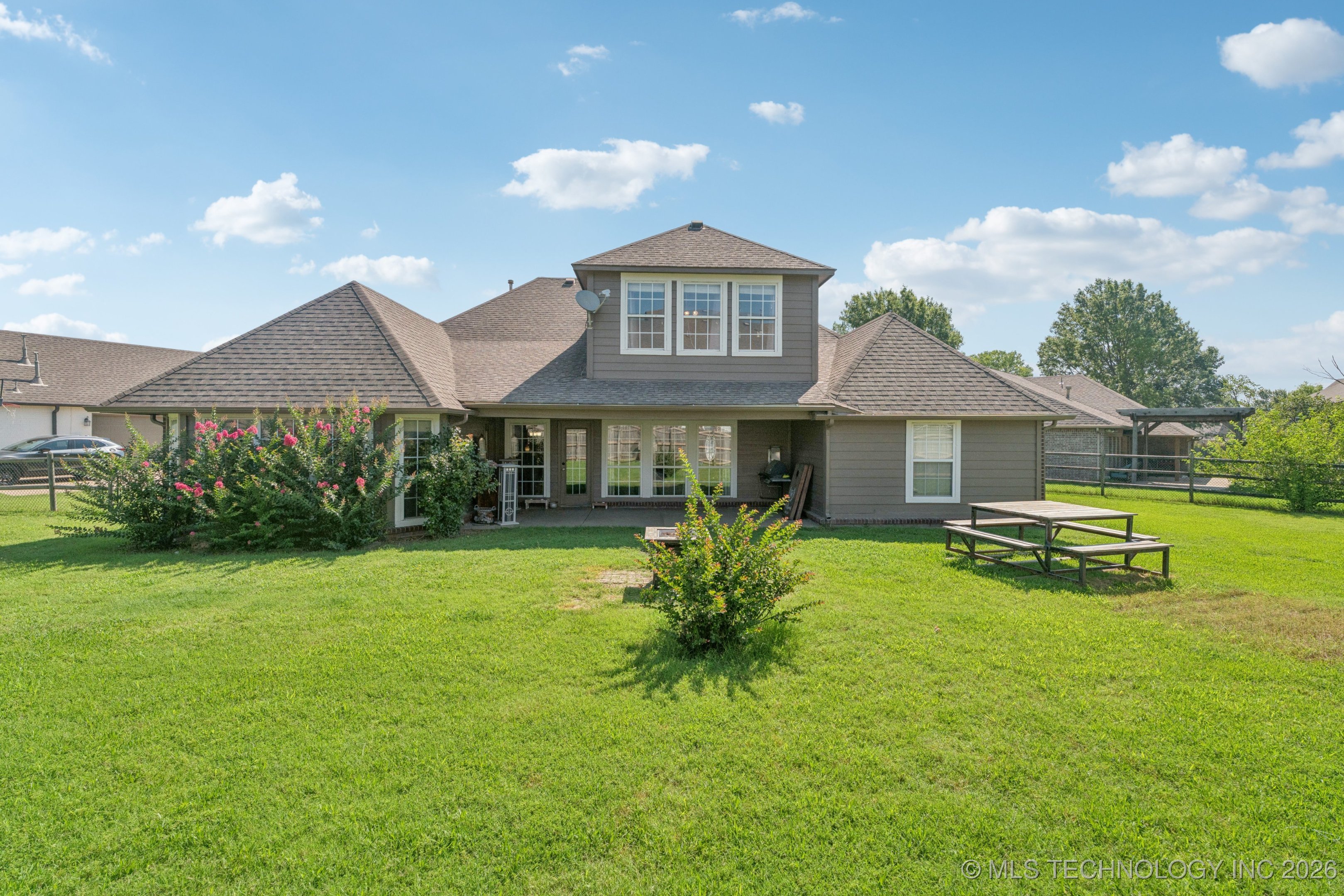 8702 N 140th Terrace Property Photo 32