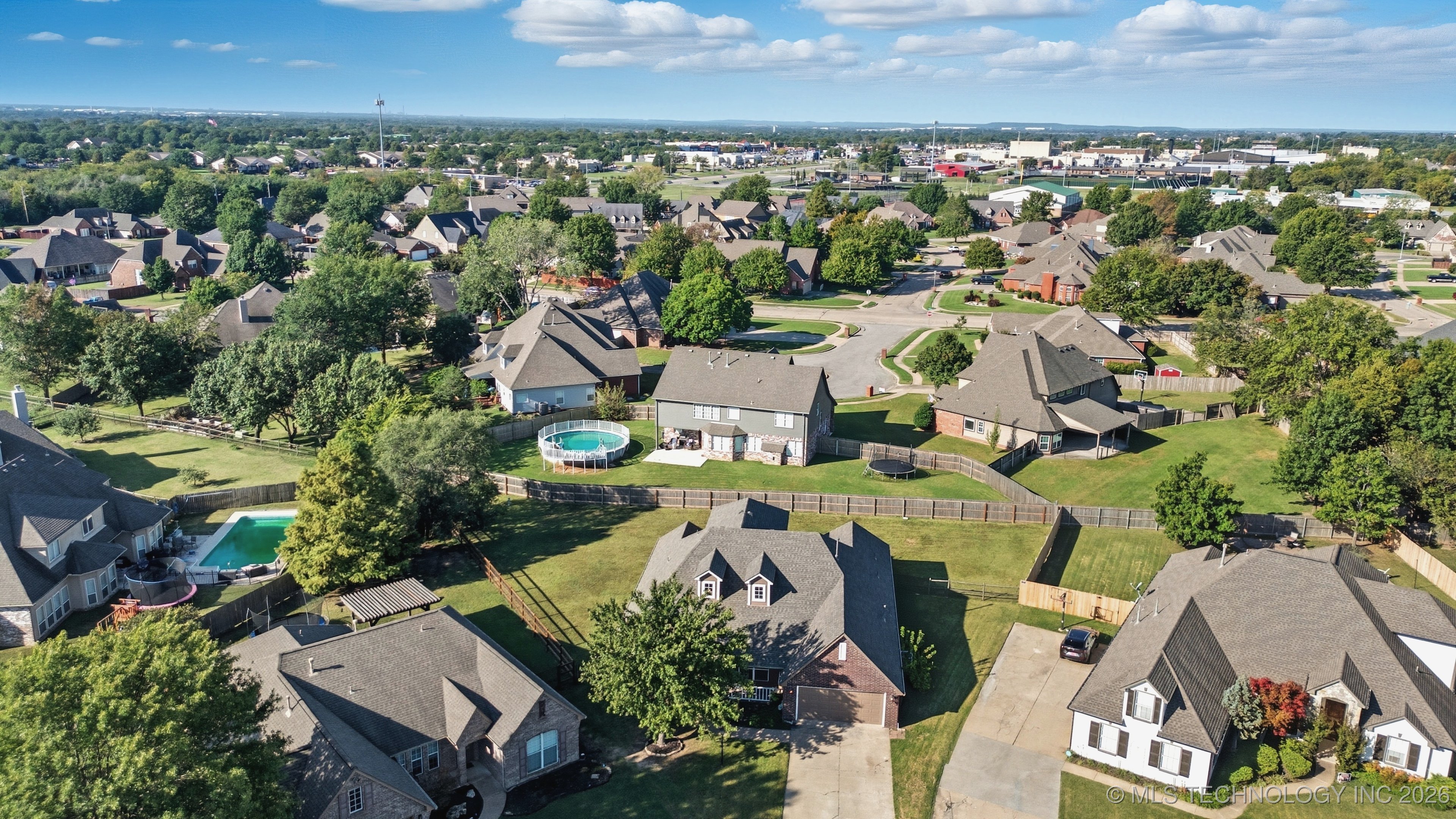 8702 N 140th Terrace Property Photo 34