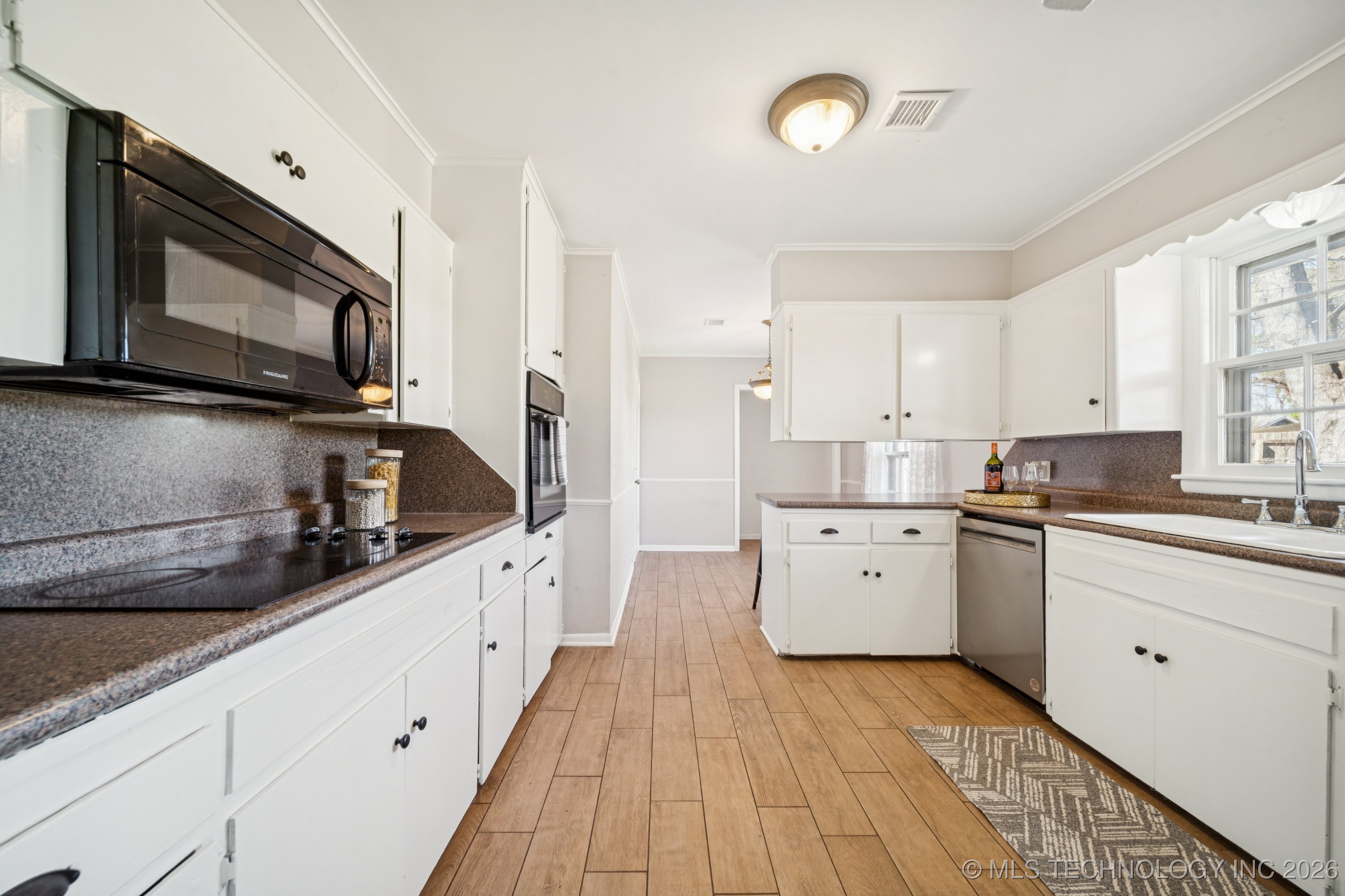 3821 E 56th Street Property Photo 4