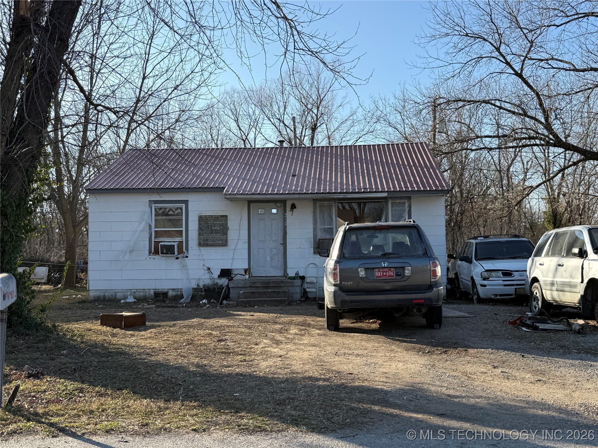 2101 S Johnstone Property Photo 1