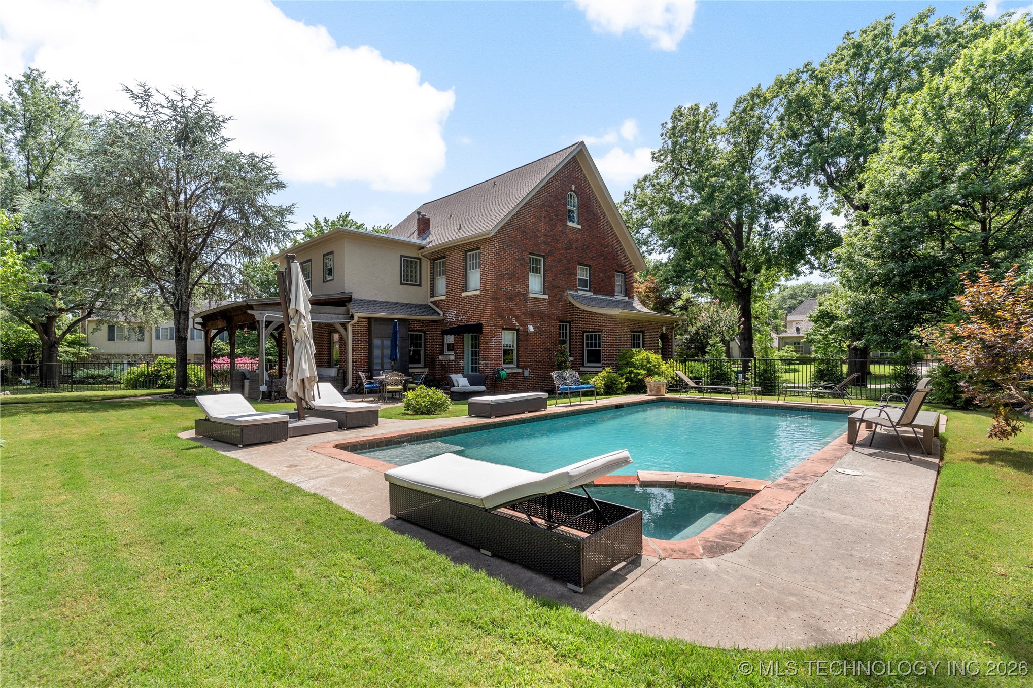 2261 S Terwilleger Boulevard Property Photo 3