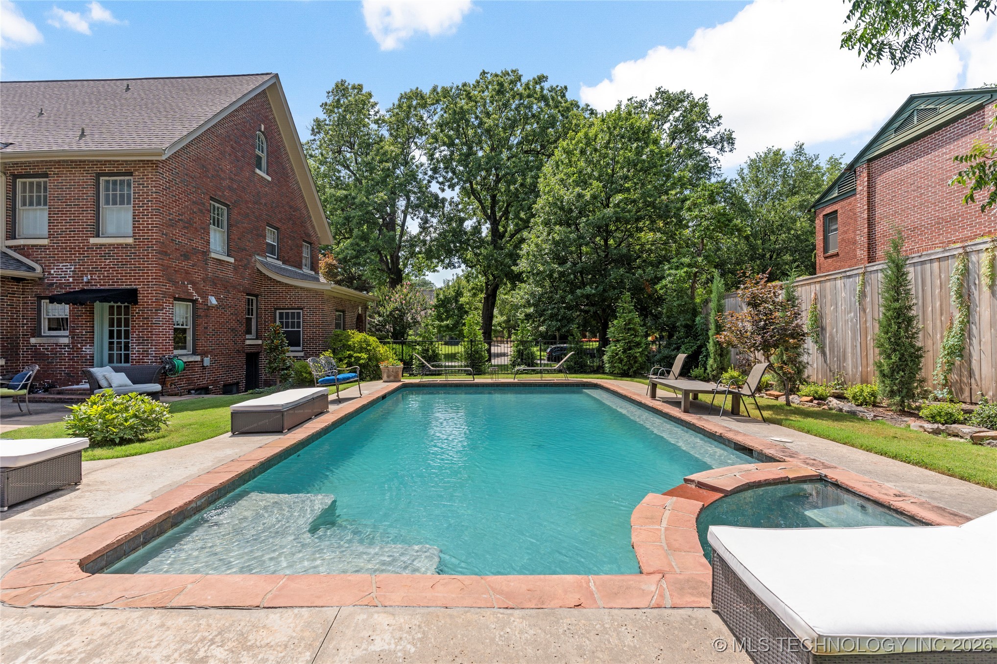 2261 S Terwilleger Boulevard Property Photo 4