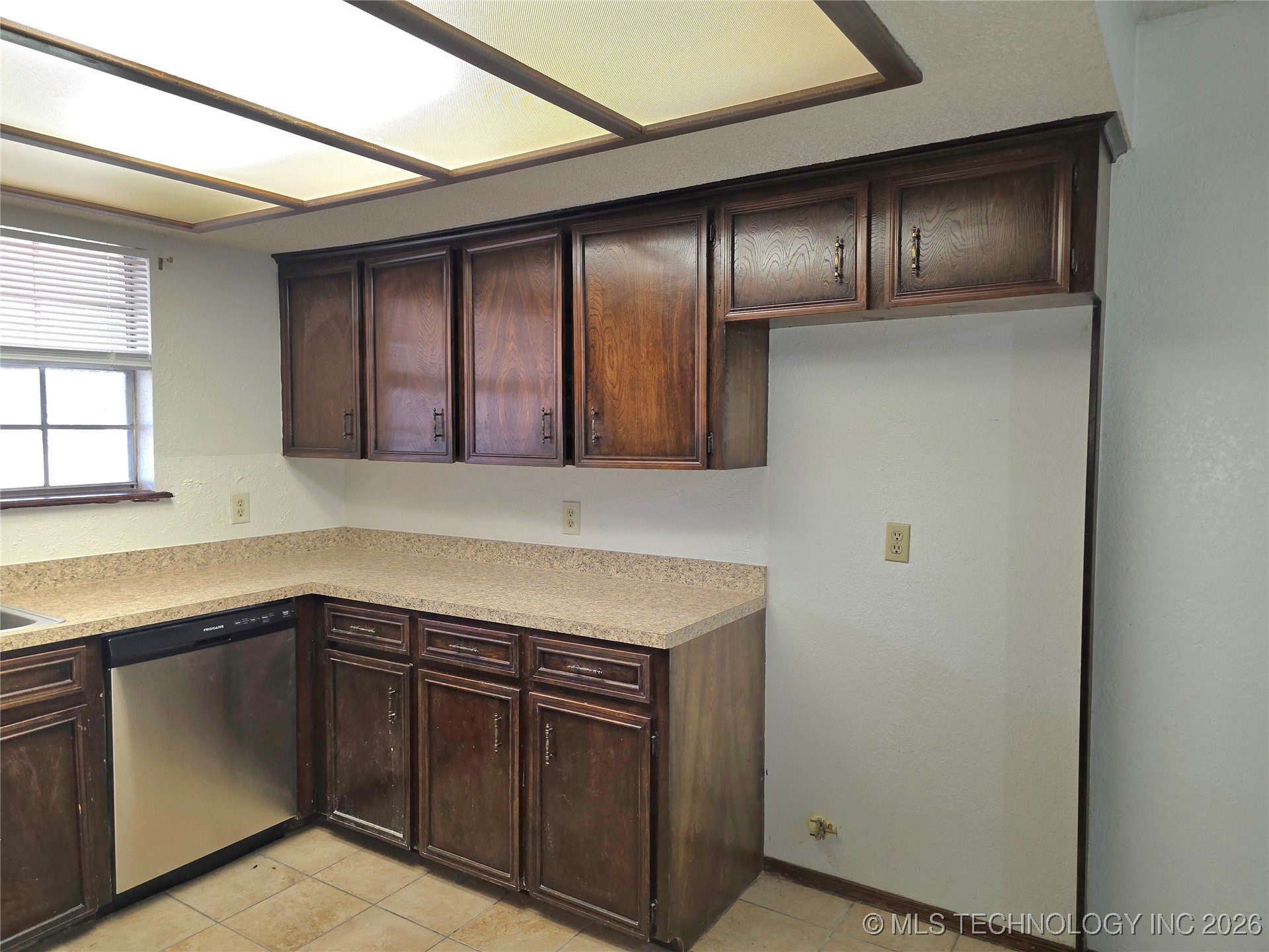 7415 S Elm Avenue Property Photo 3