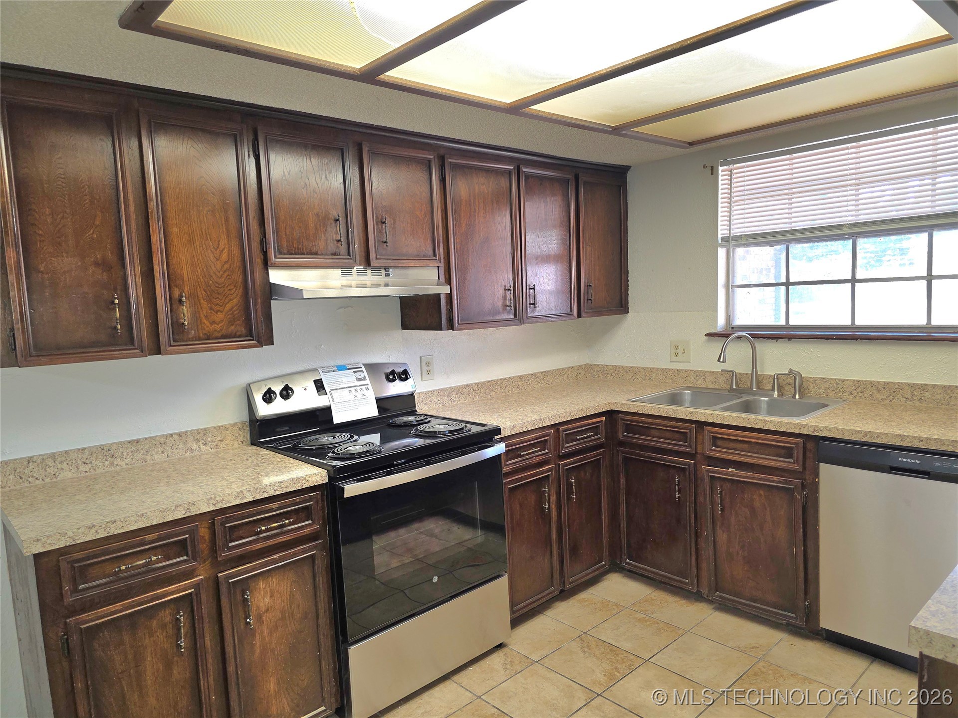 7415 S Elm Avenue Property Photo 4