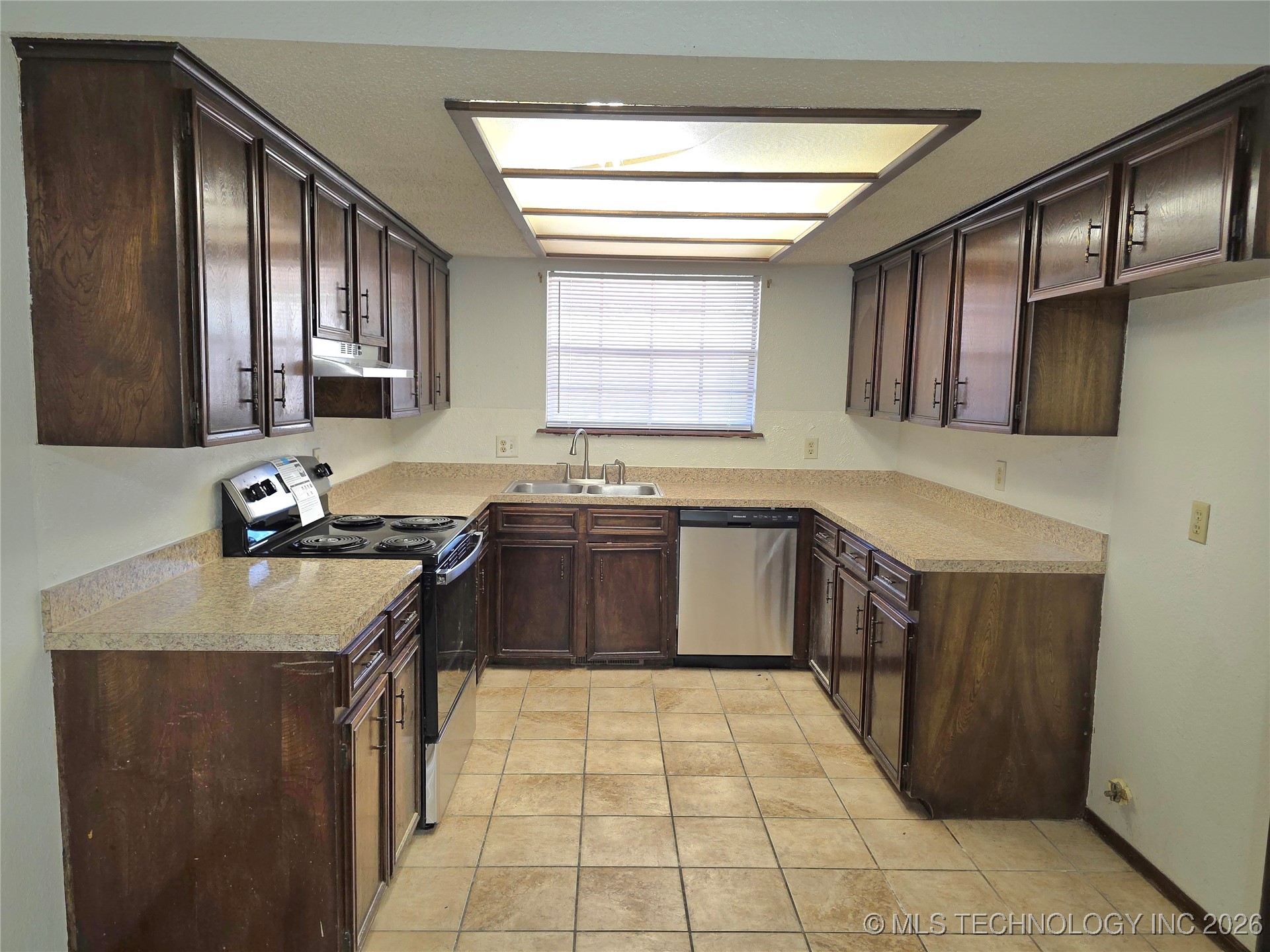 7415 S Elm Avenue Property Photo 5