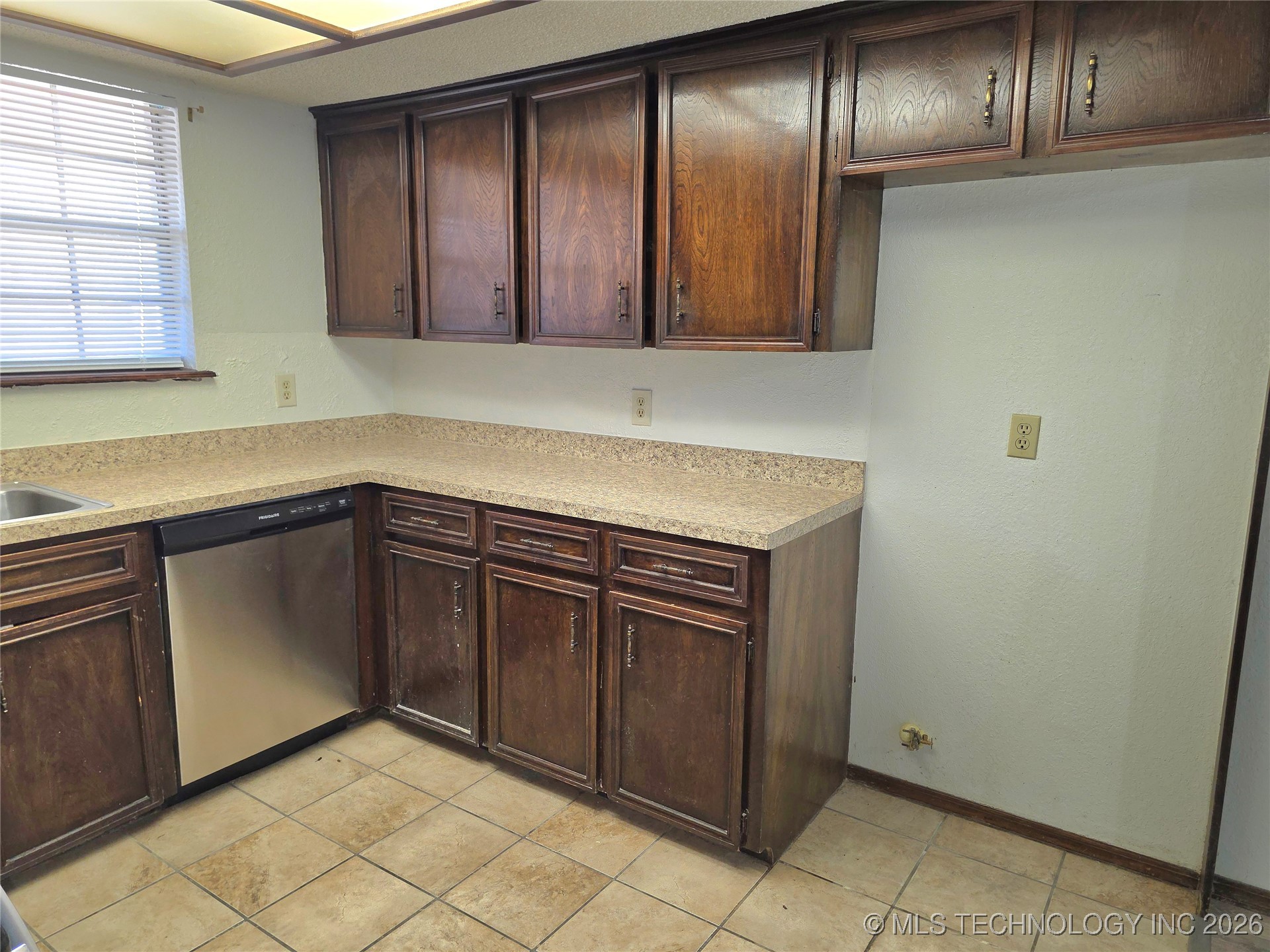 7415 S Elm Avenue Property Photo 8