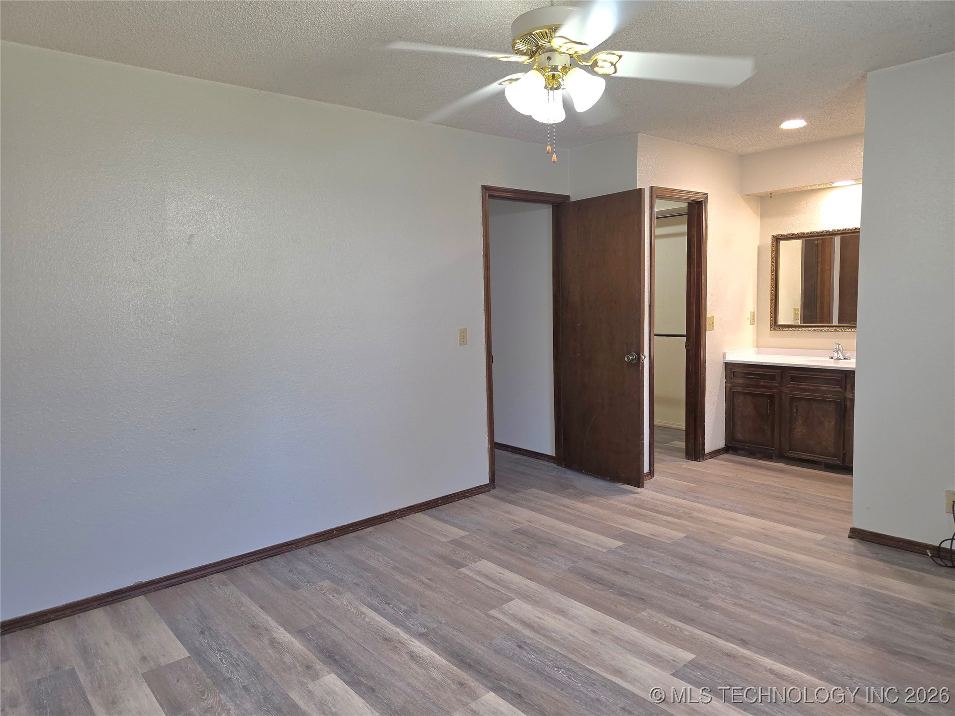 7415 S Elm Avenue Property Photo 9