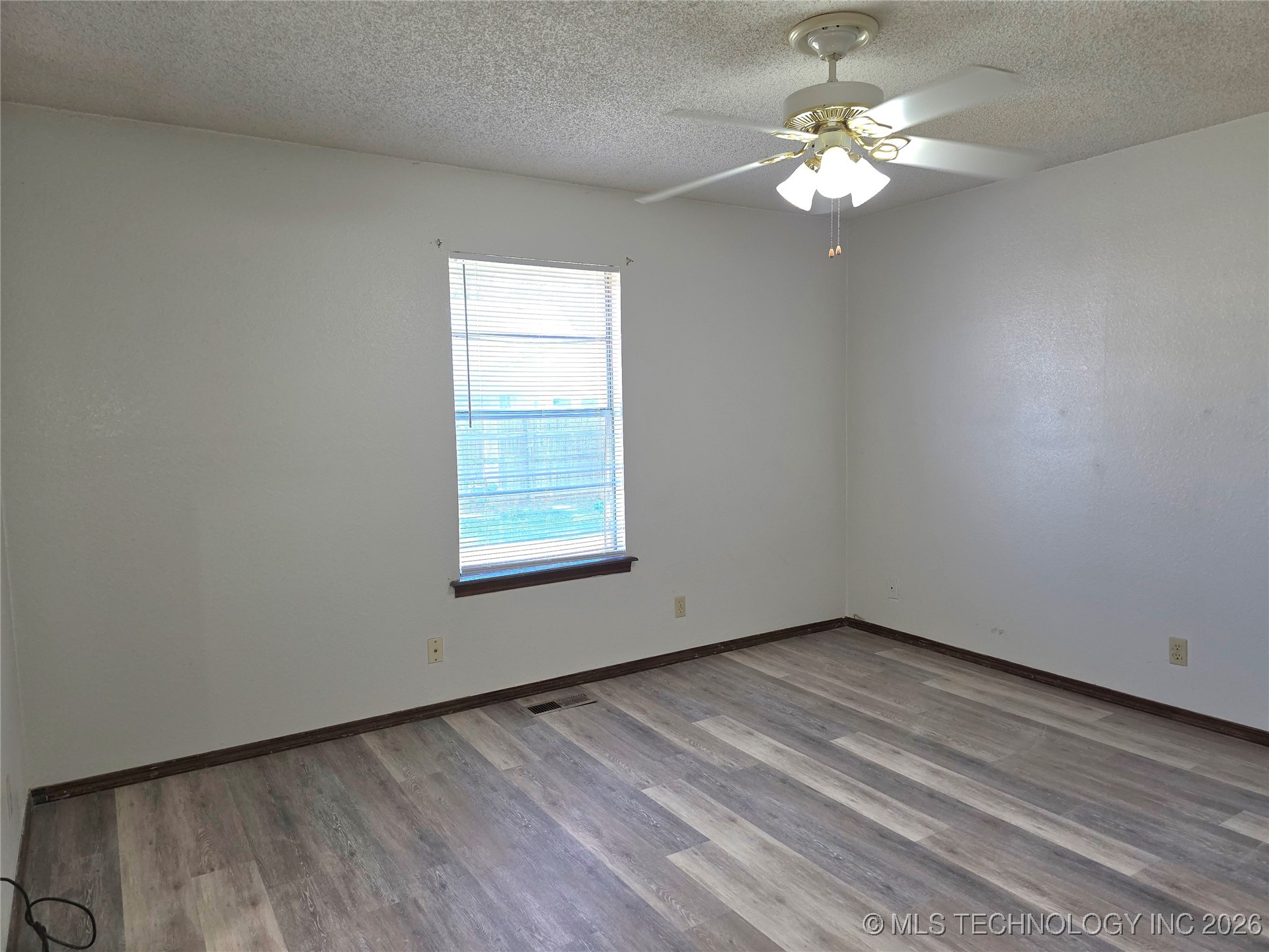 7415 S Elm Avenue Property Photo 11