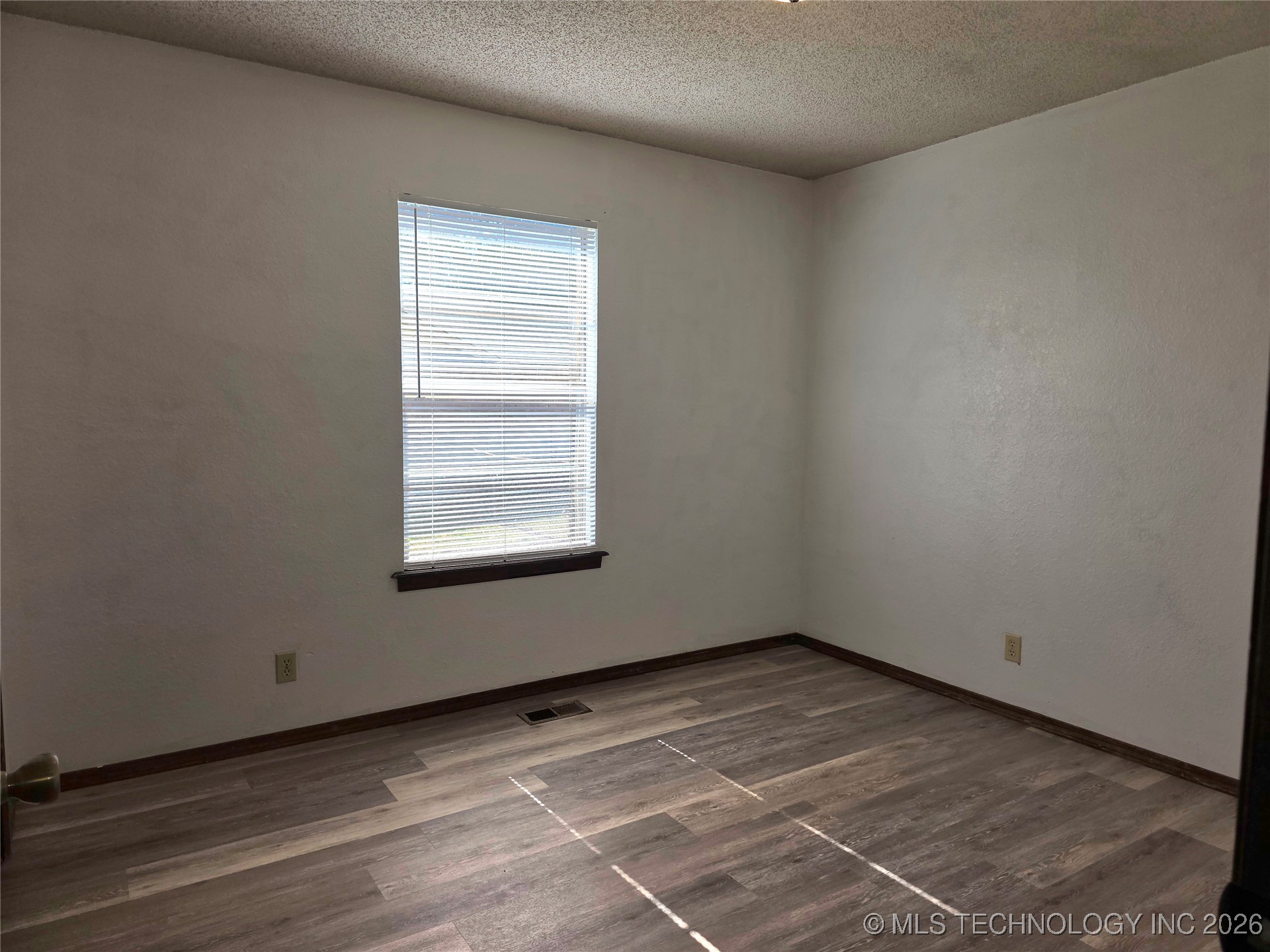 7415 S Elm Avenue Property Photo 12