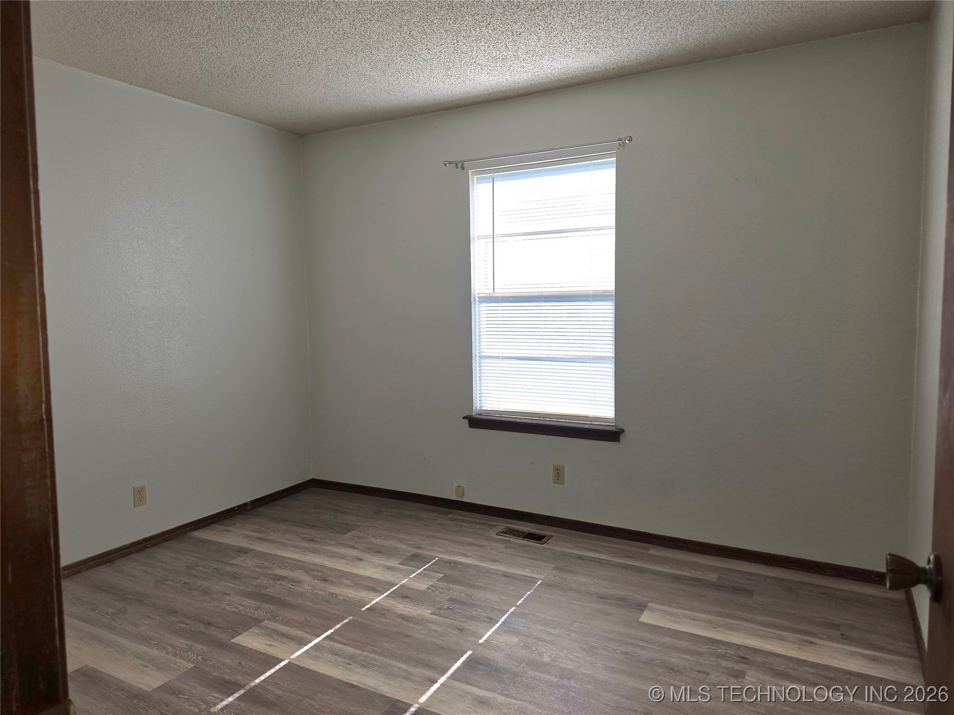 7415 S Elm Avenue Property Photo 13