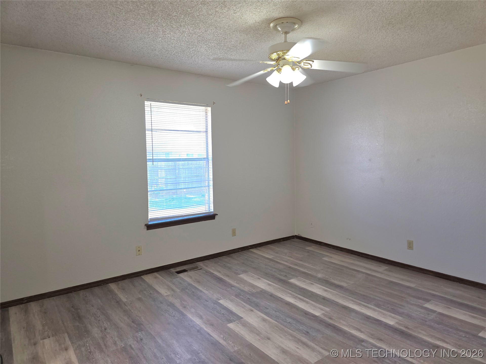 7415 S Elm Avenue Property Photo 14