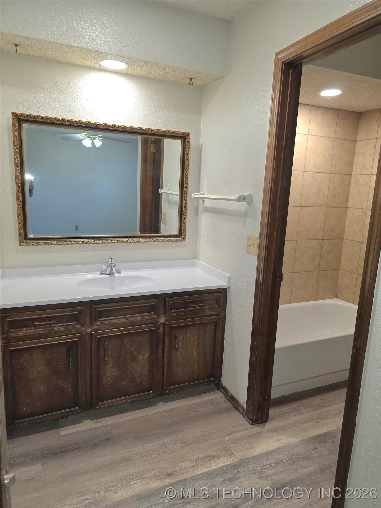 7415 S Elm Avenue Property Photo 18