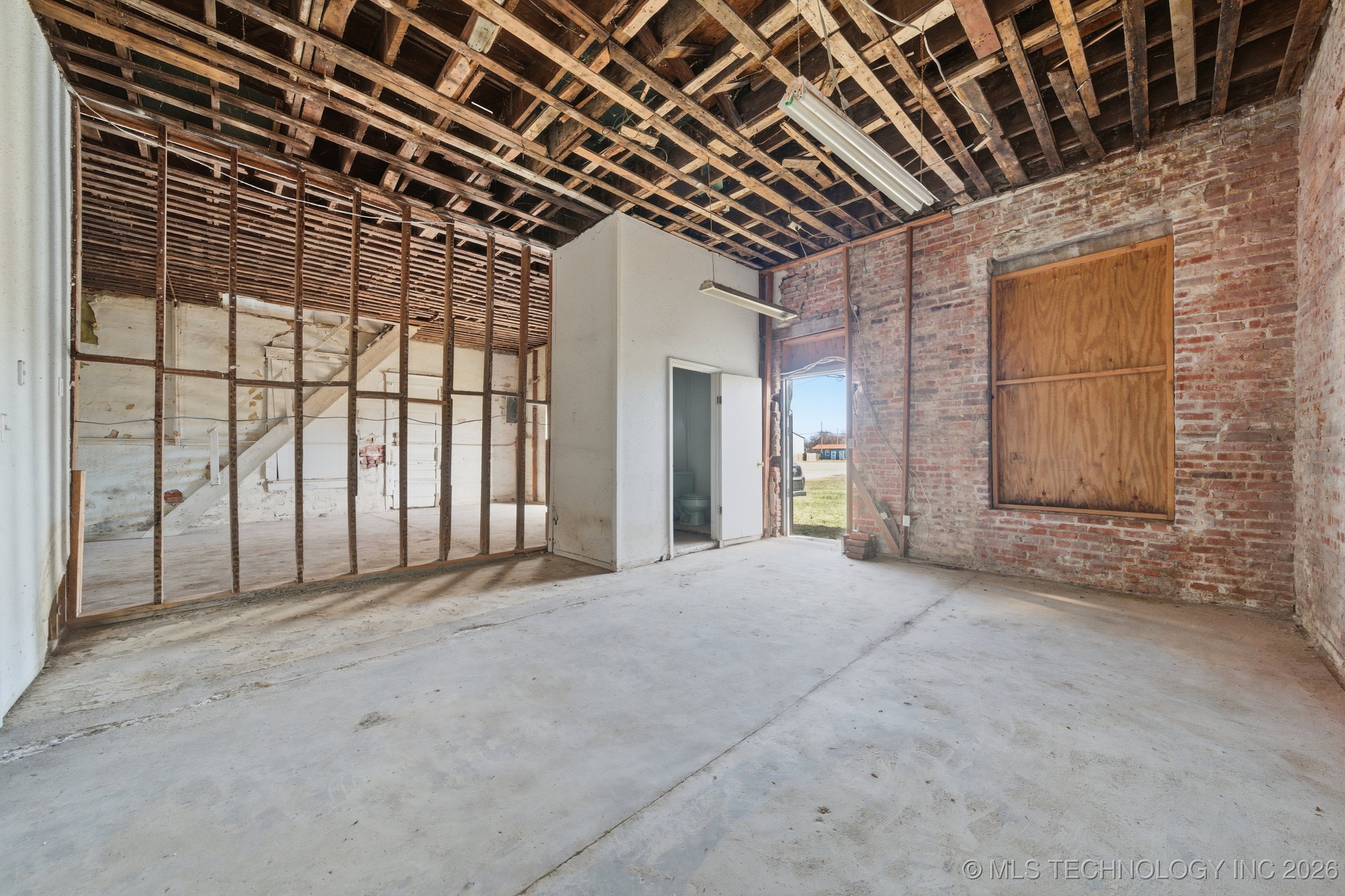 210 N Broadway Street Property Photo 7