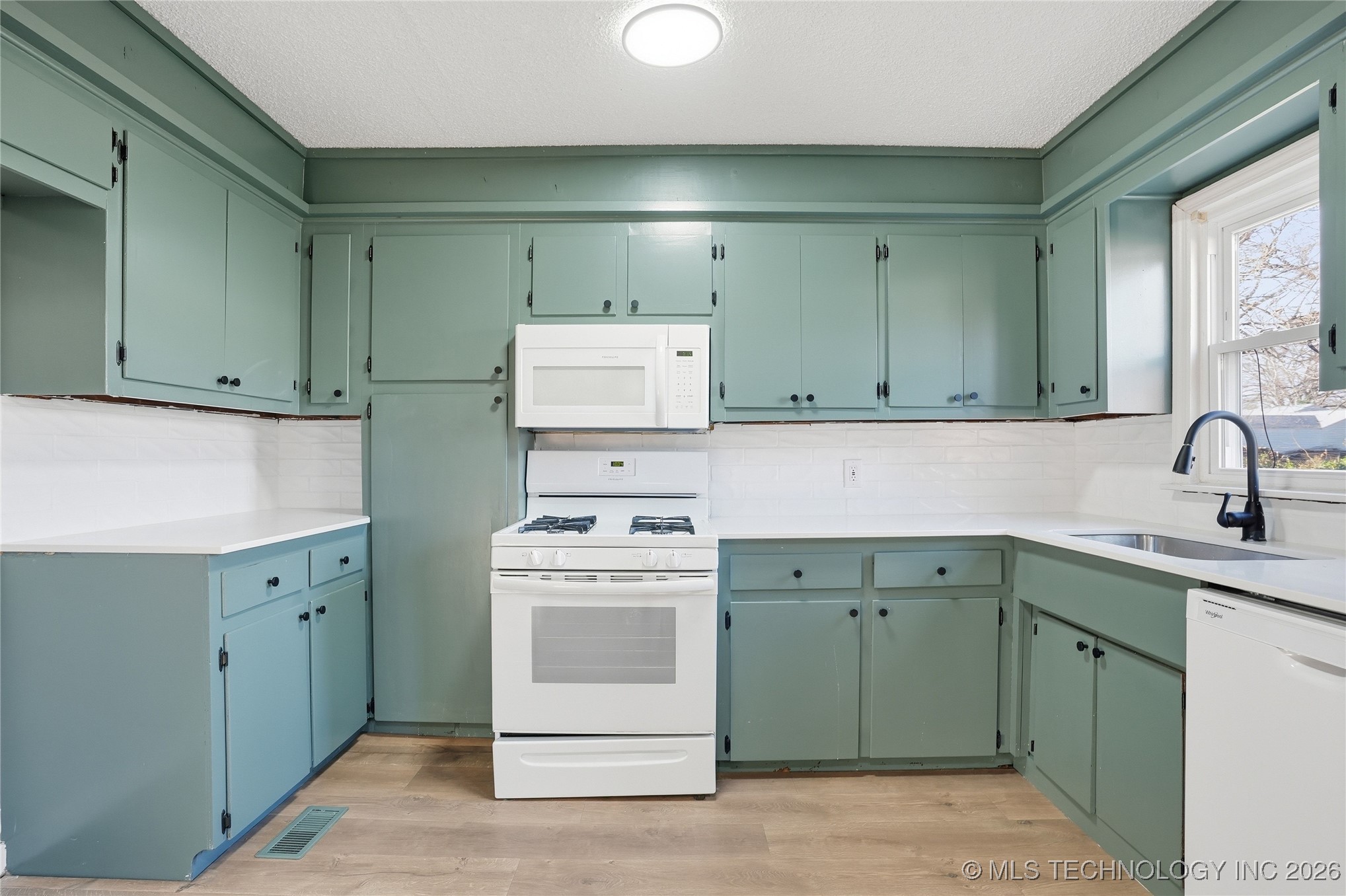 232 S 69th East Avenue Property Photo 9