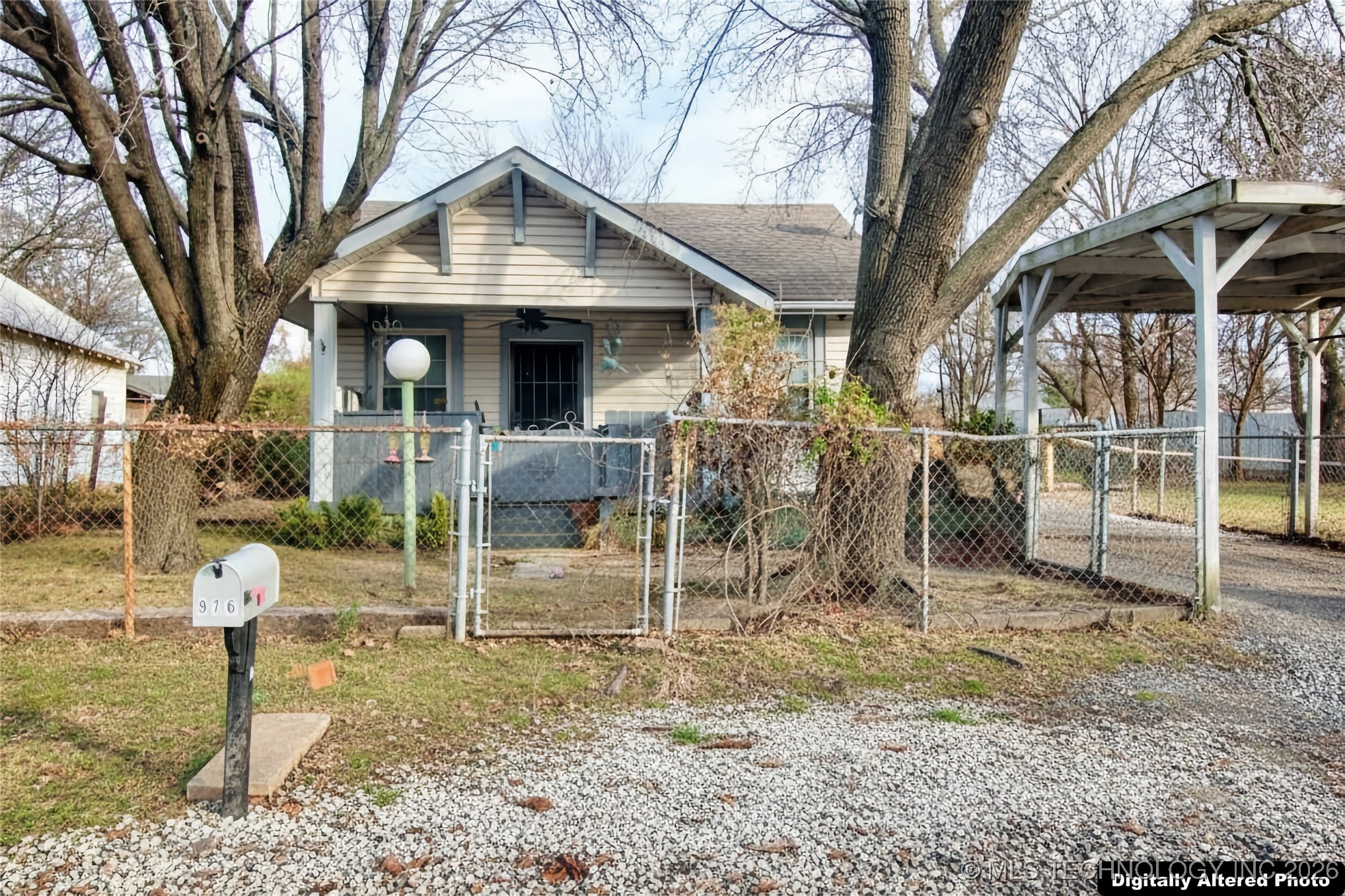 976 E Summit Street Property Photo 1