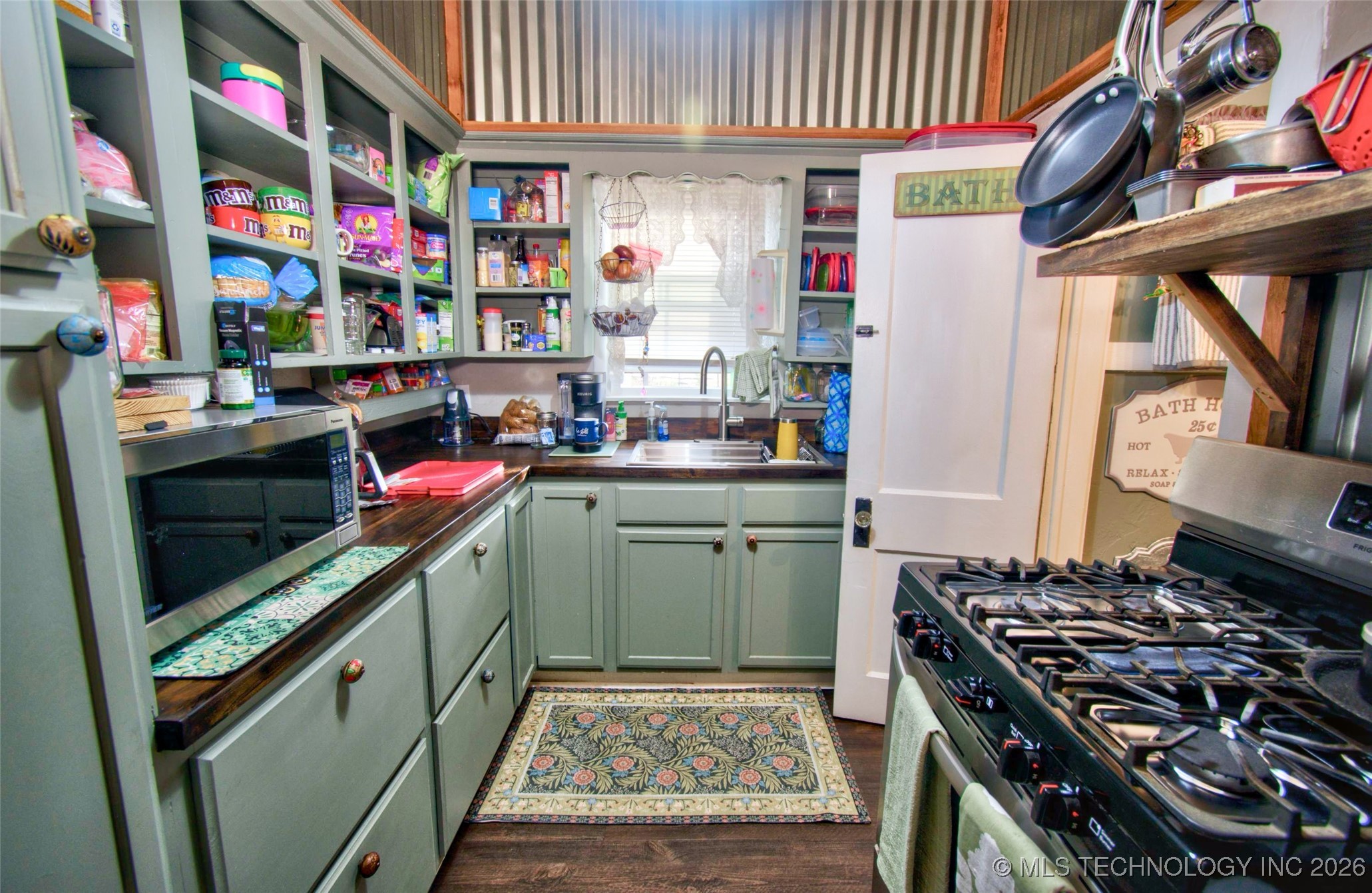 976 E Summit Street Property Photo 7