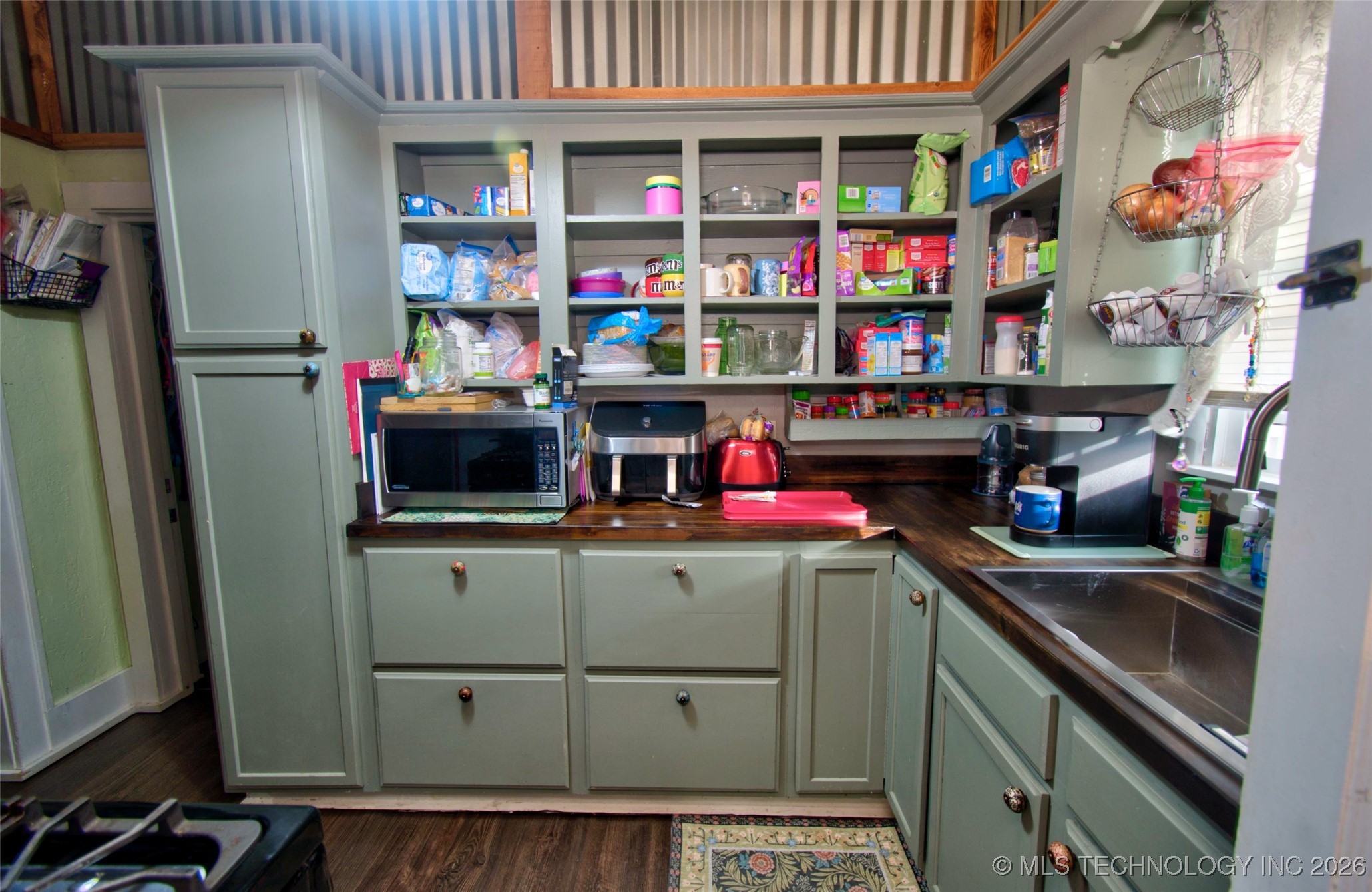 976 E Summit Street Property Photo 8