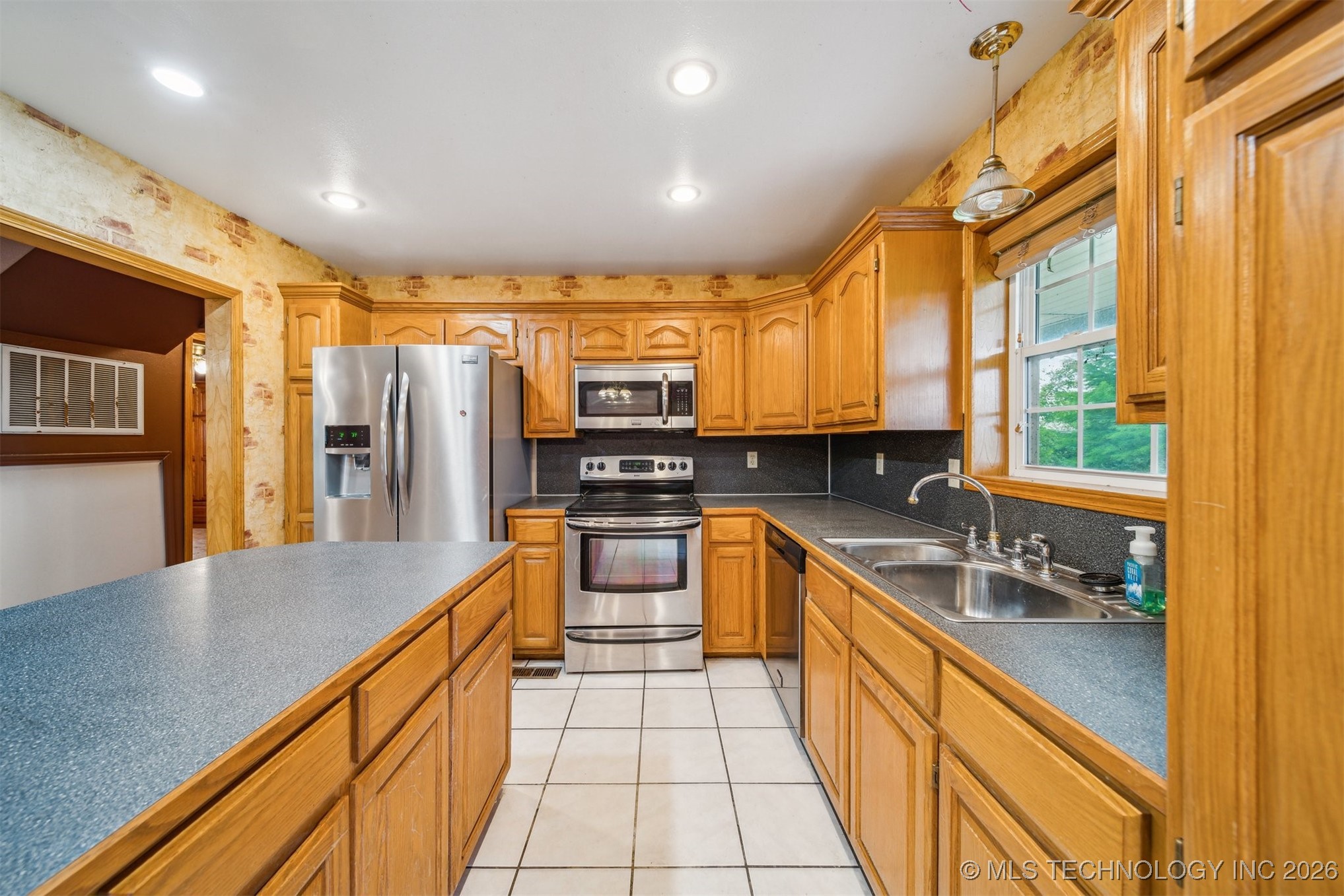 768 E Main Street Property Photo 9