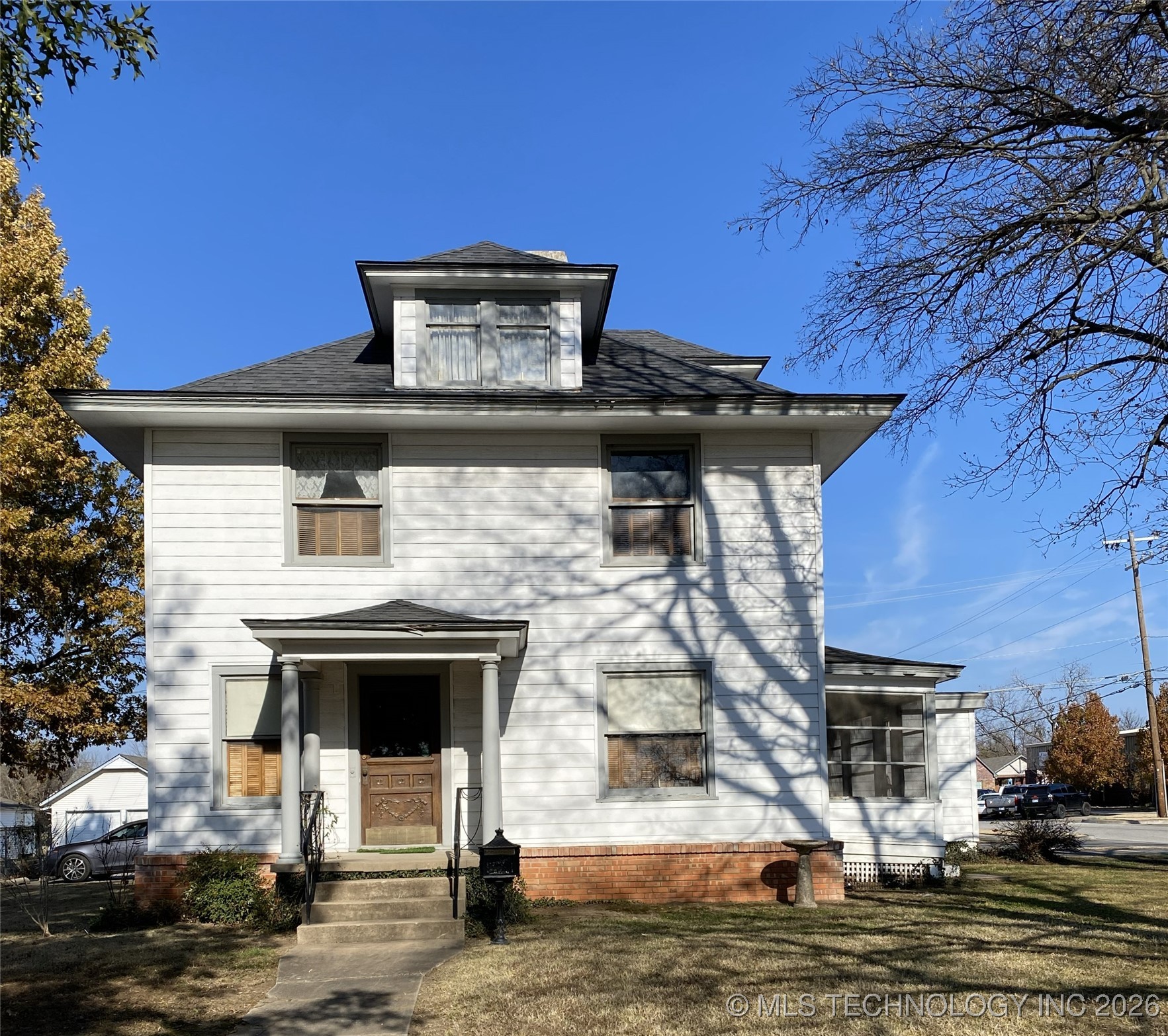 404 W Broadway Avenue Property Photo 1