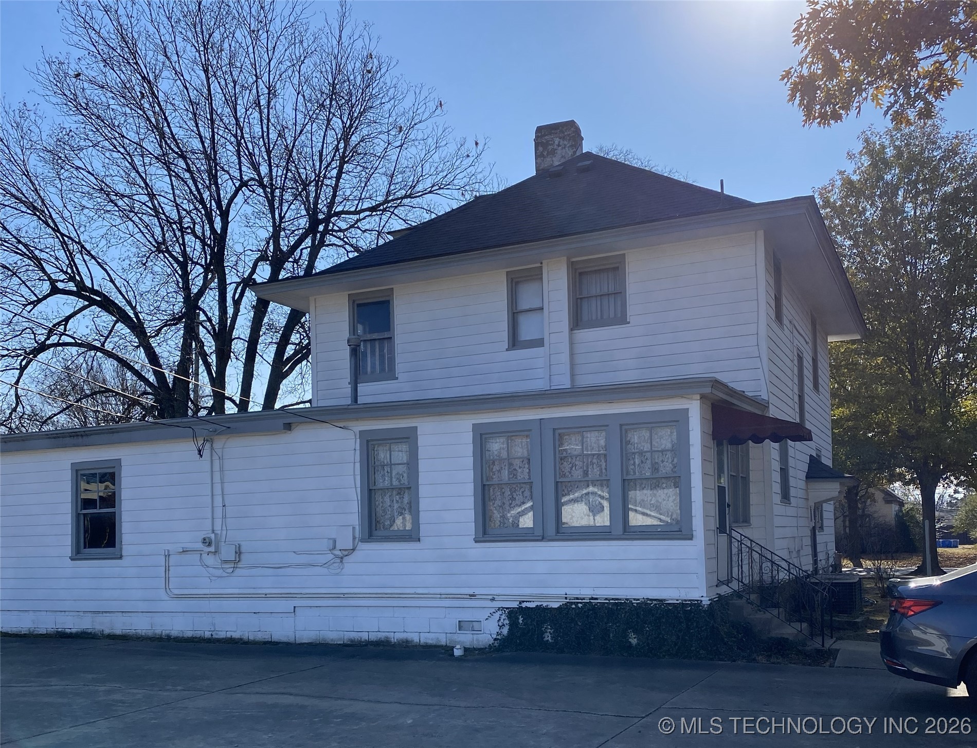 404 W Broadway Avenue Property Photo 3