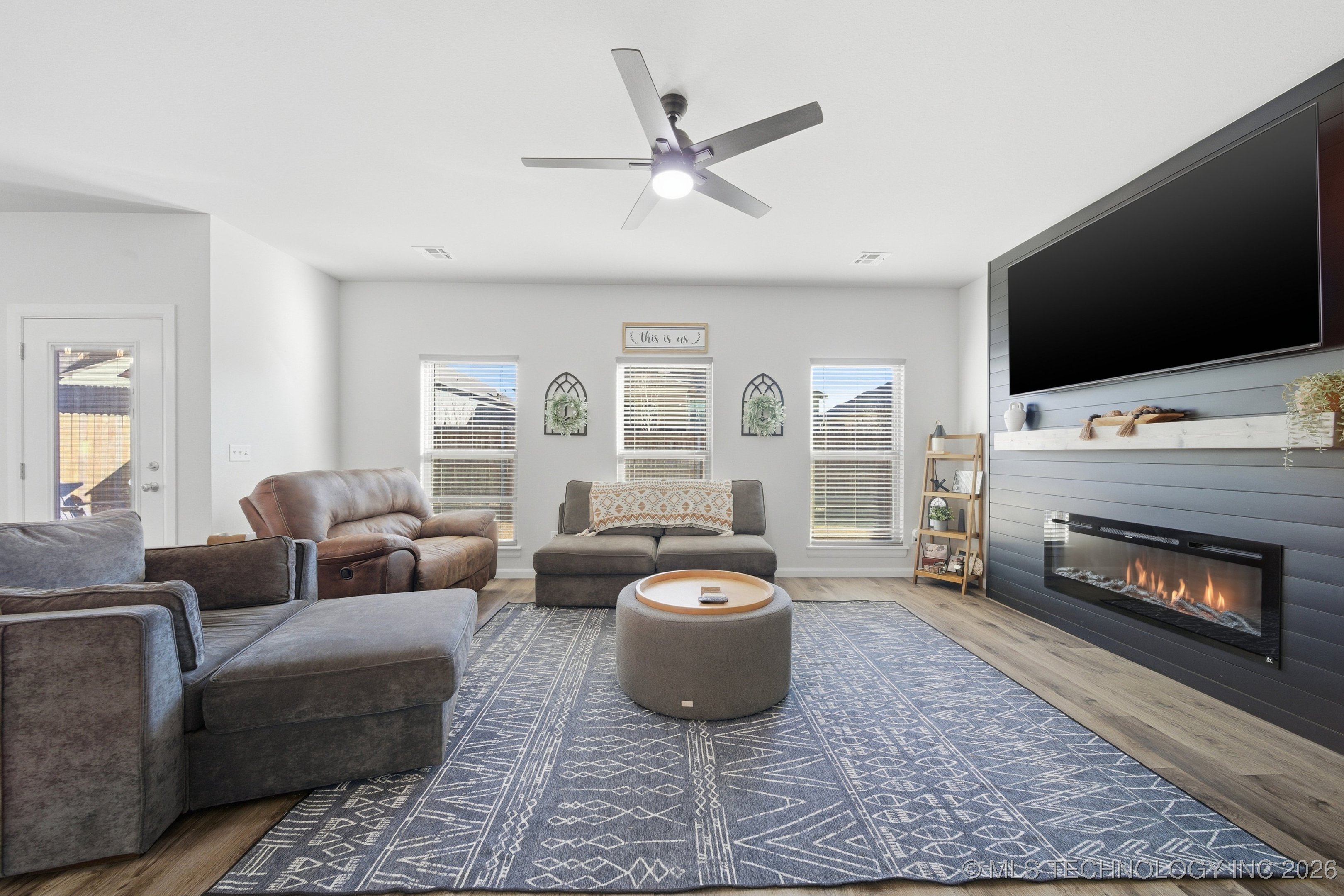 215 W 52nd Street Property Photo 6