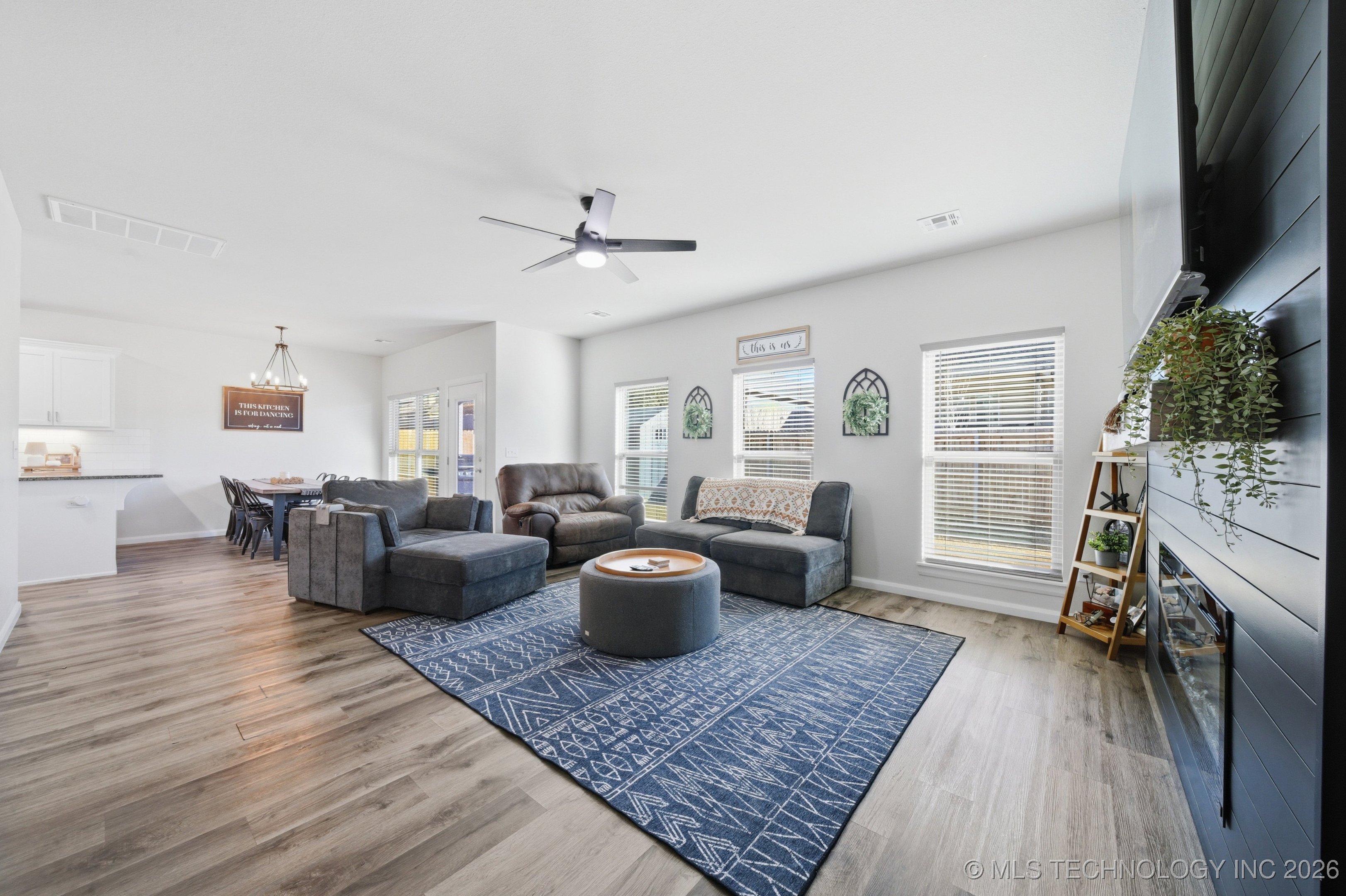 215 W 52nd Street Property Photo 7