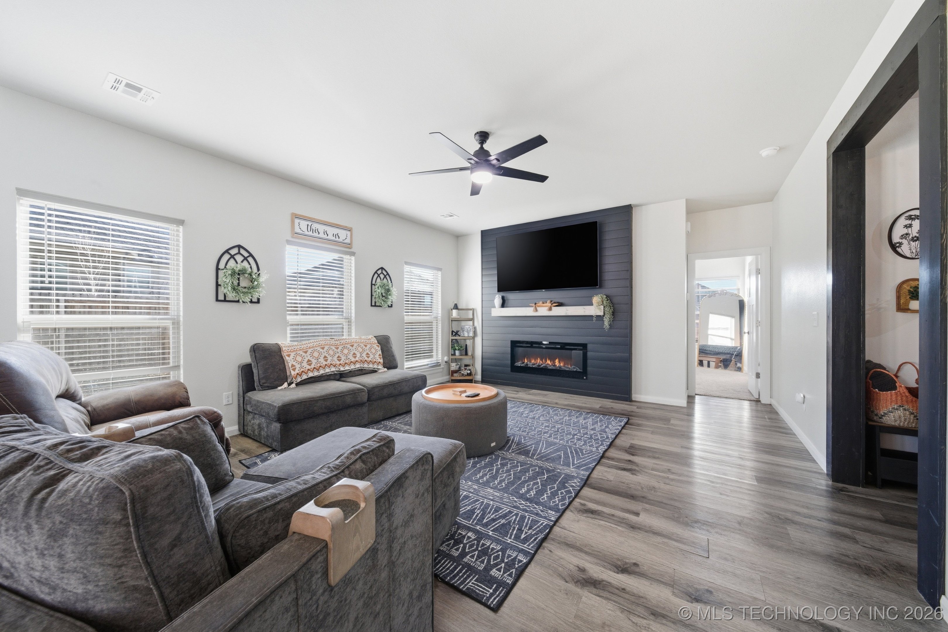 215 W 52nd Street Property Photo 8