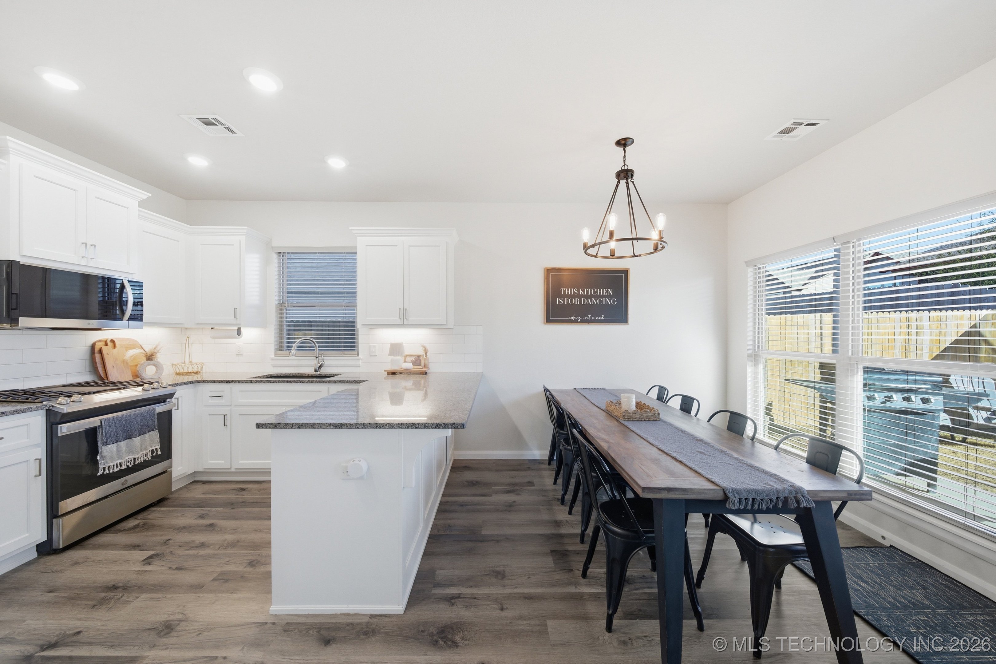 215 W 52nd Street Property Photo 9