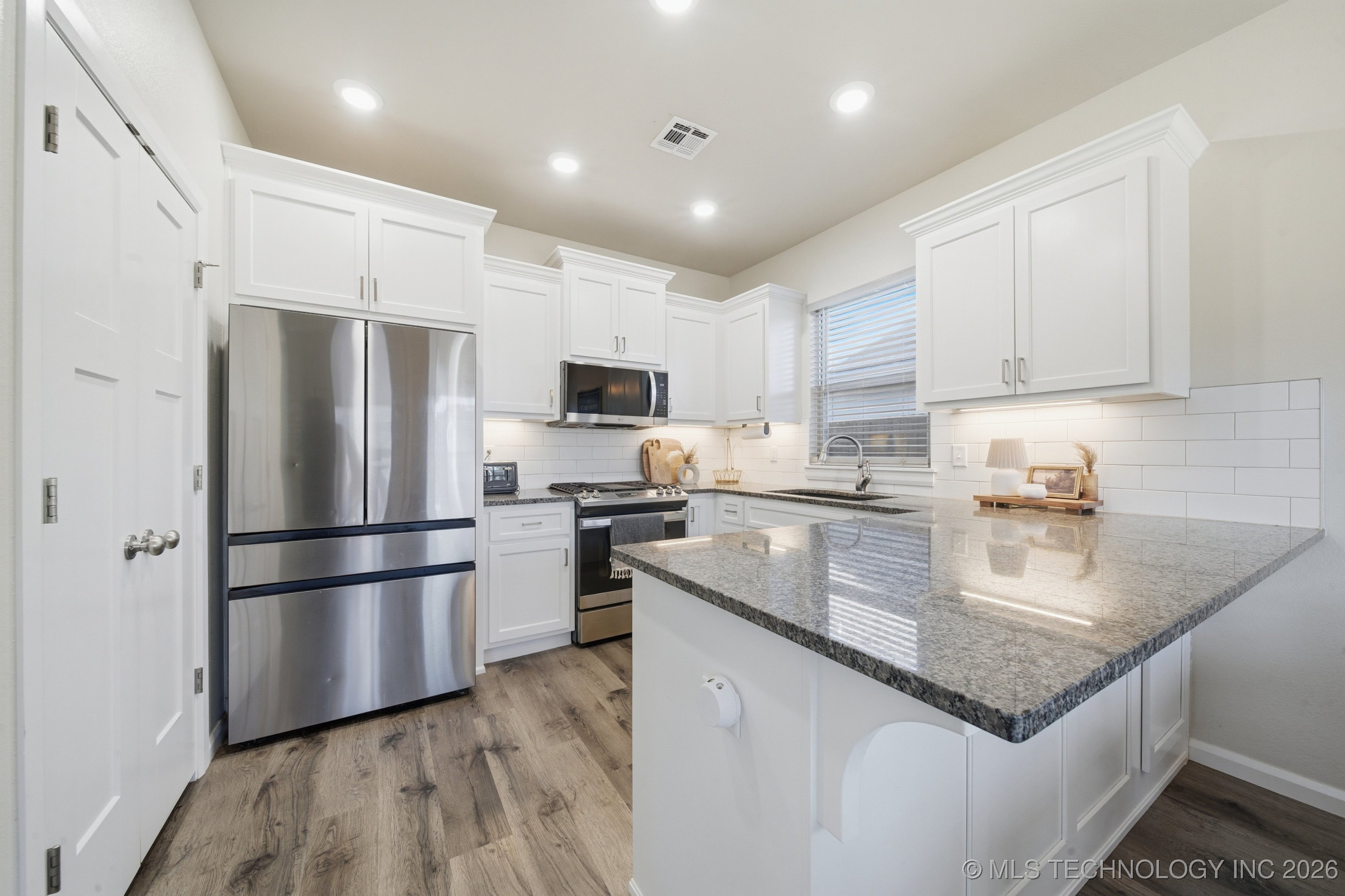 215 W 52nd Street Property Photo 11