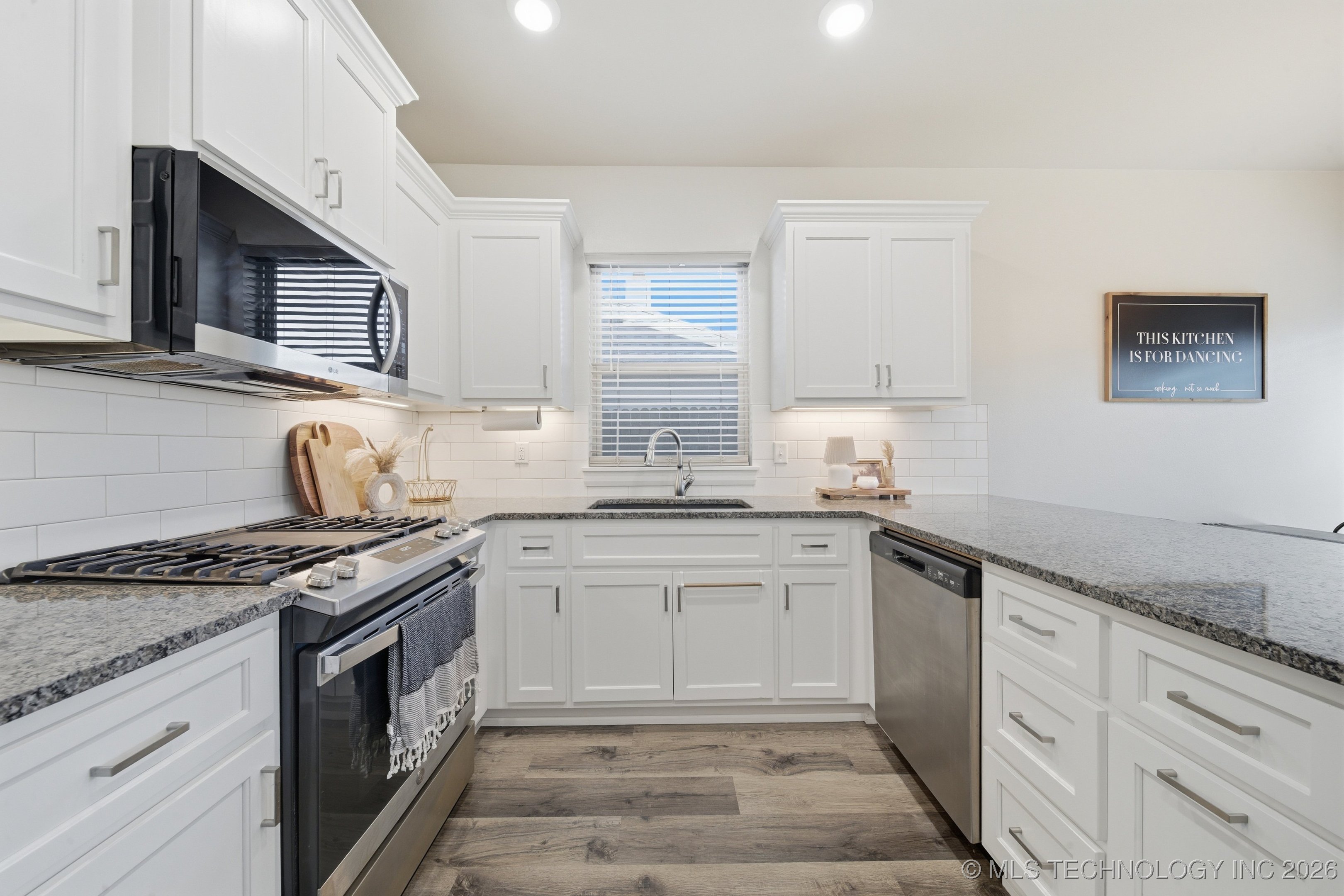 215 W 52nd Street Property Photo 12