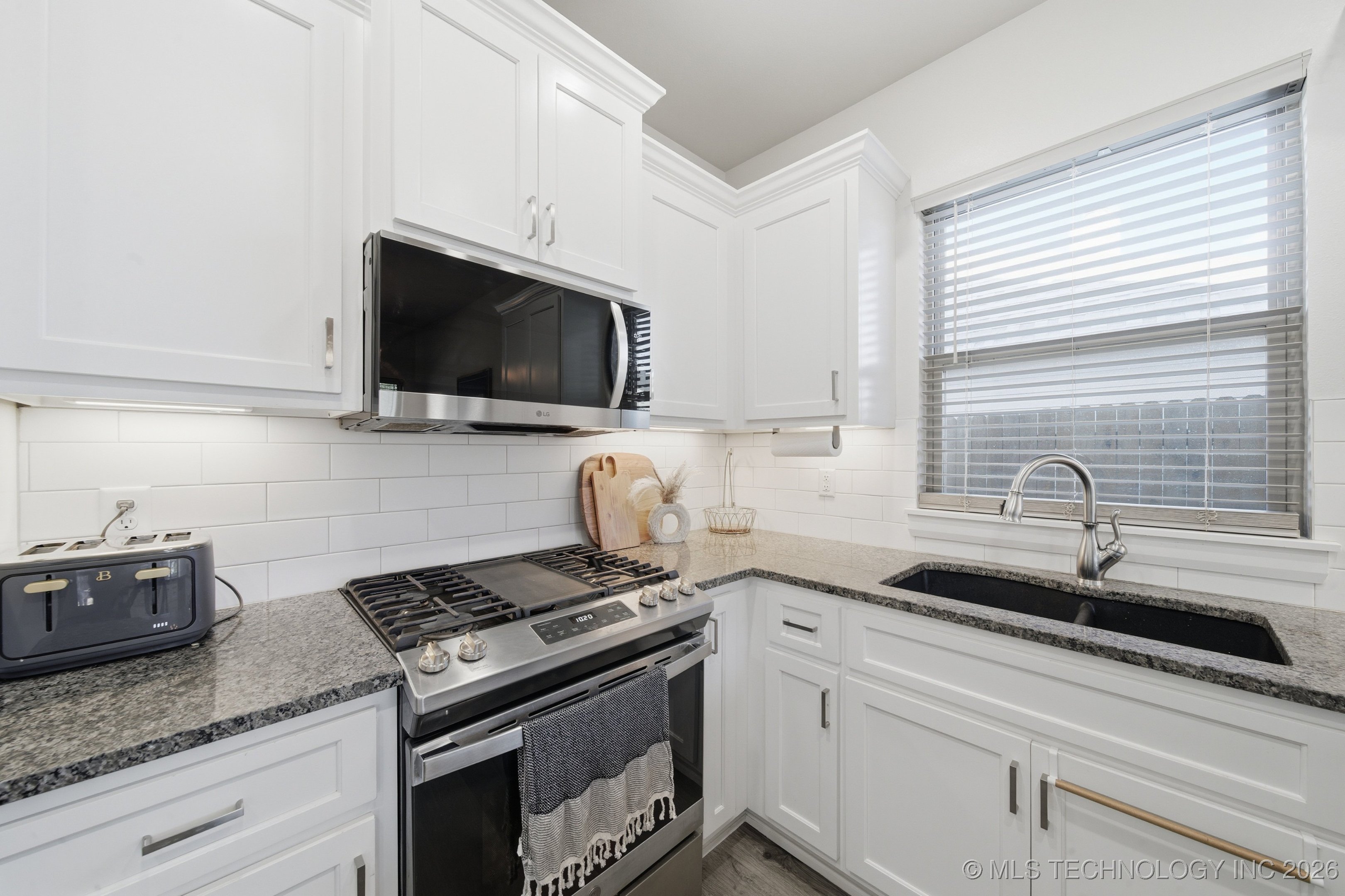 215 W 52nd Street Property Photo 13