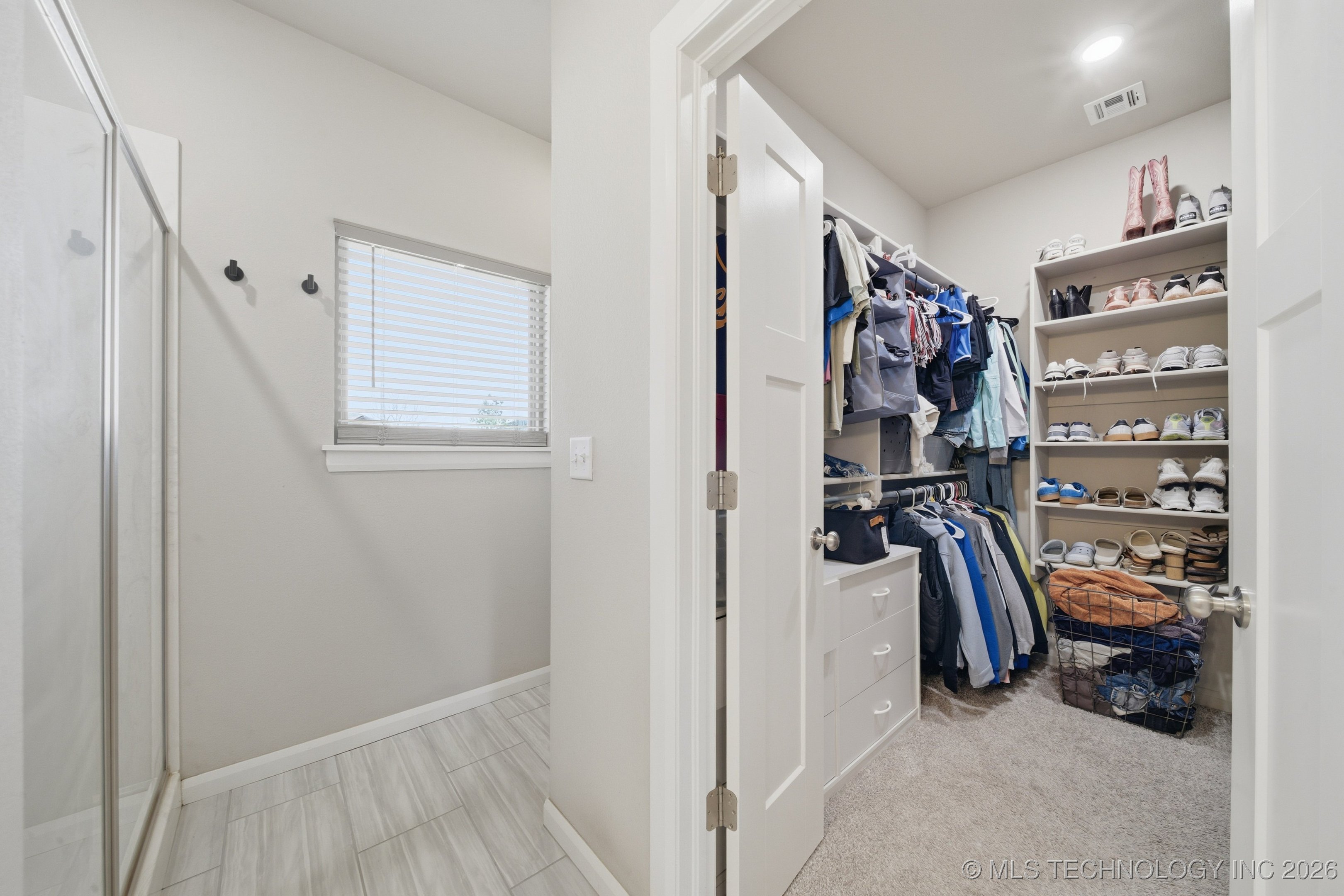 215 W 52nd Street Property Photo 17