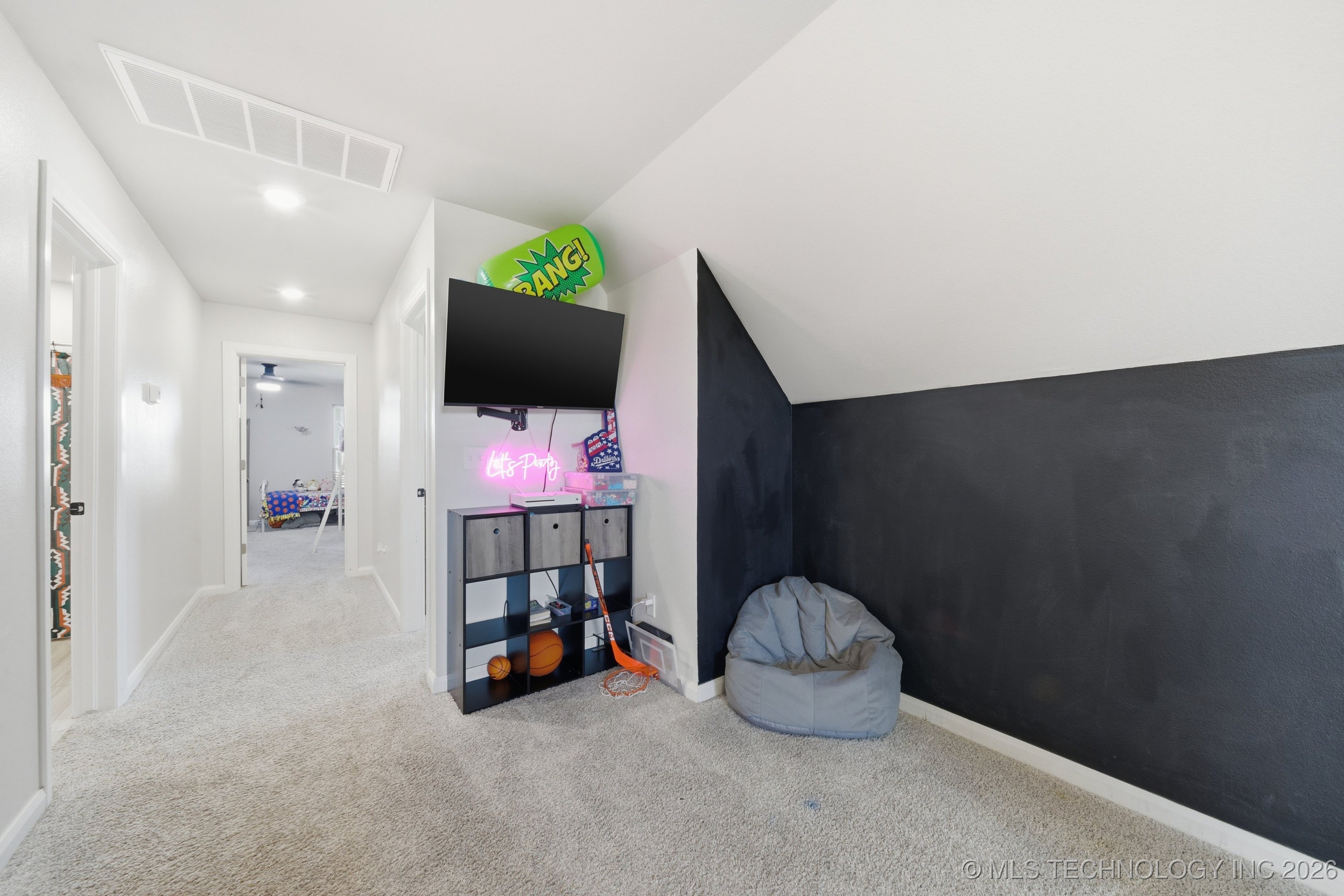 215 W 52nd Street Property Photo 20