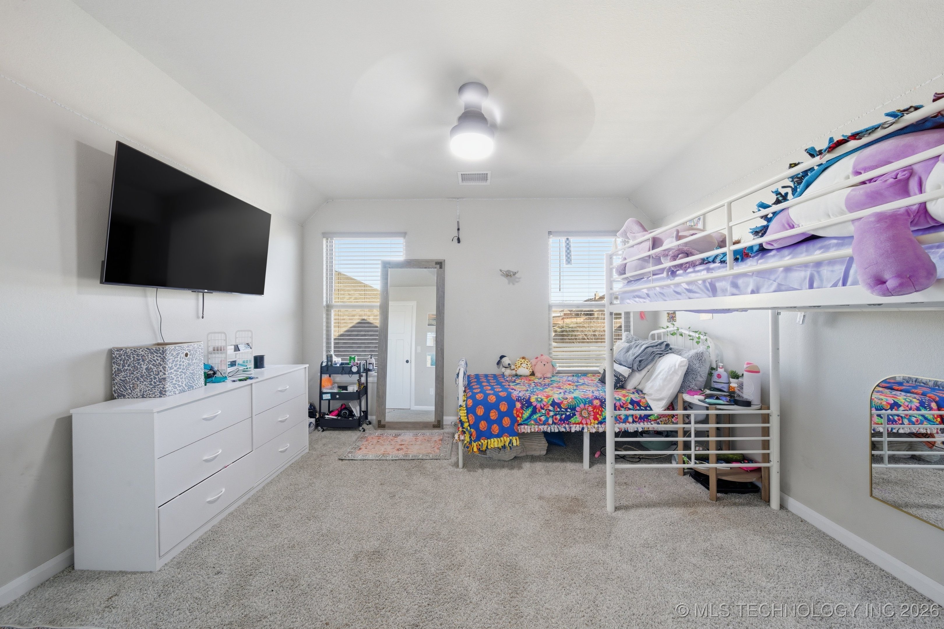 215 W 52nd Street Property Photo 24