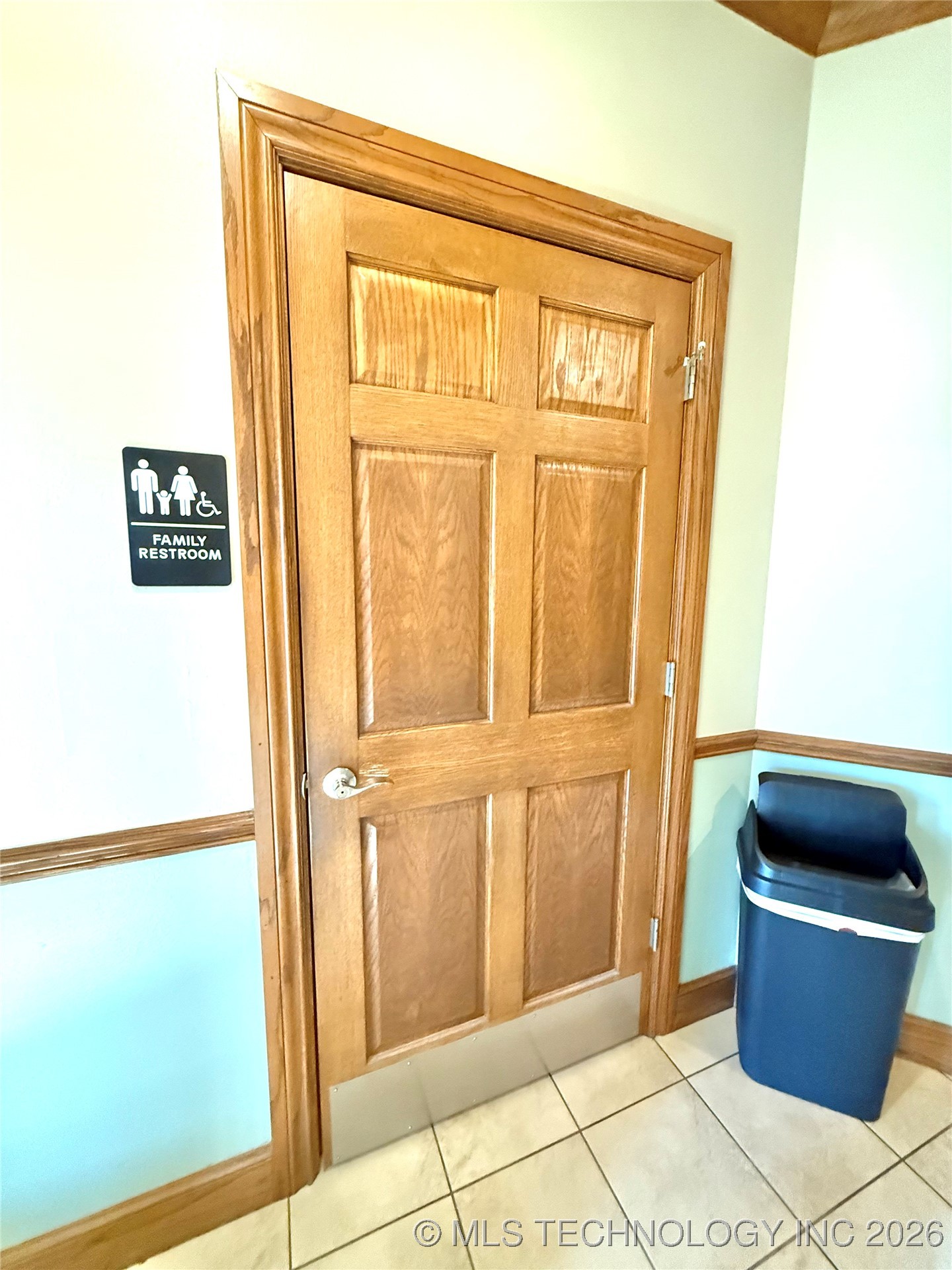 709 E Downing Street Property Photo 6