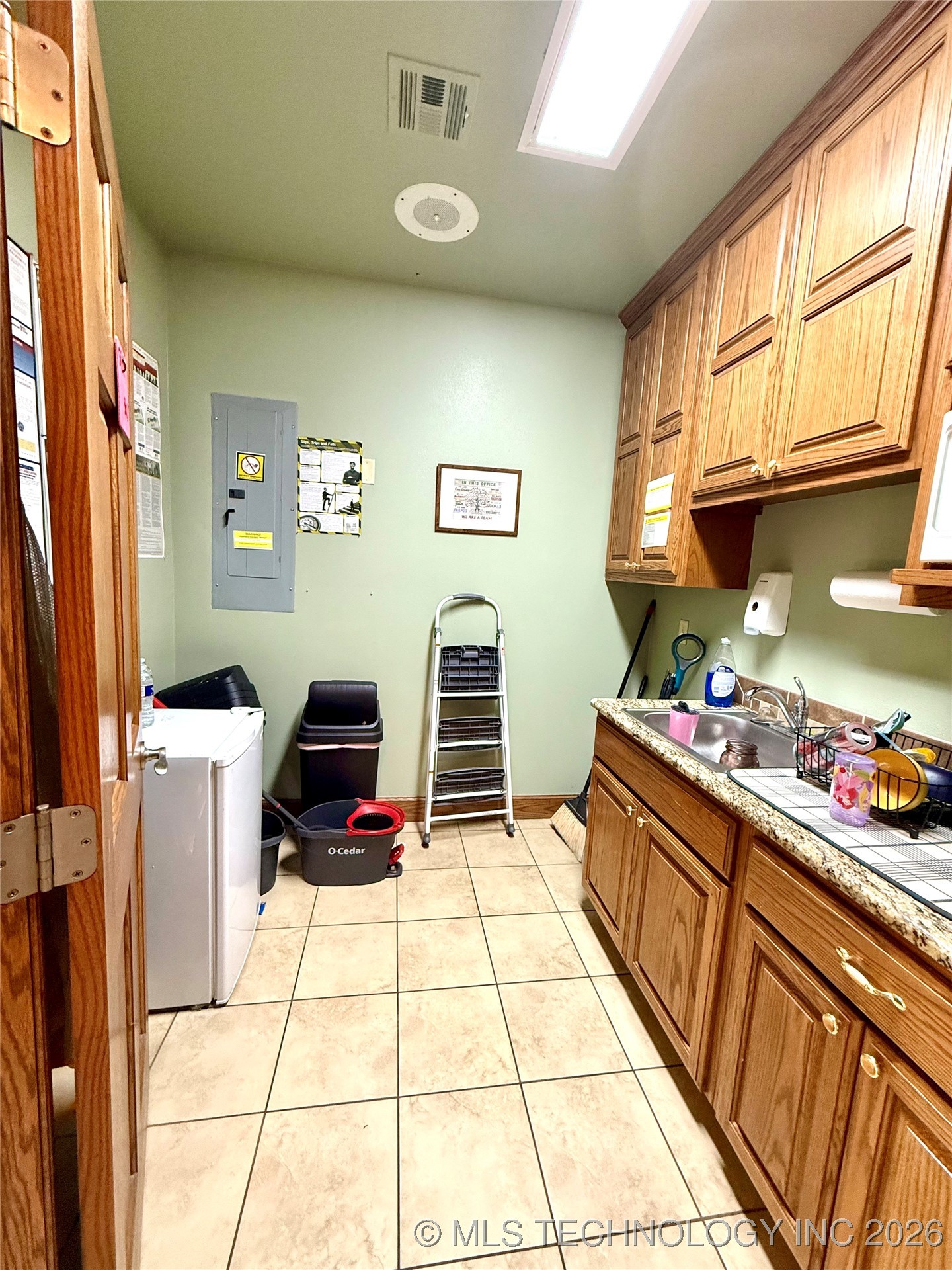 709 E Downing Street Property Photo 8