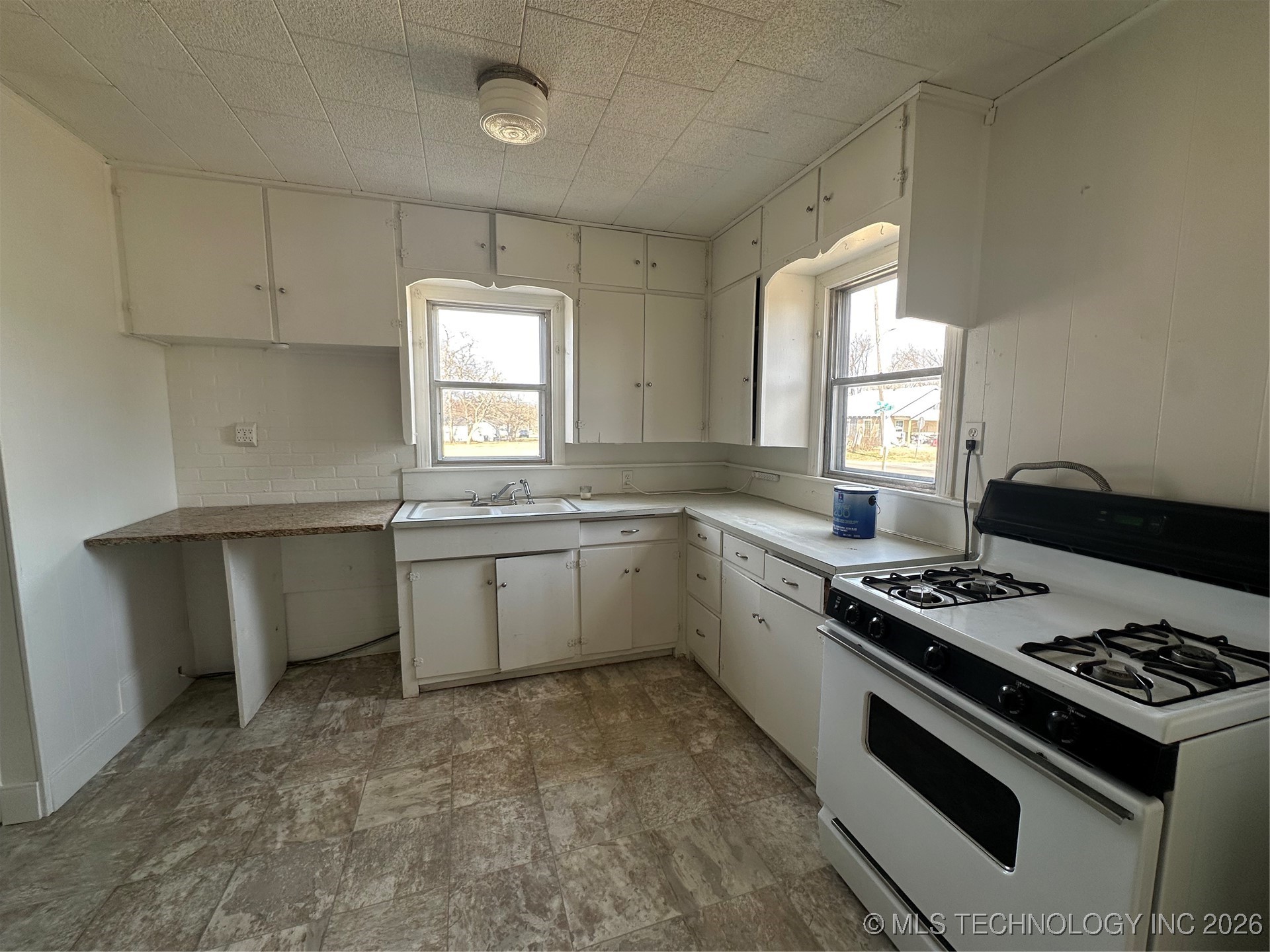 301 S Hickory Property Photo 4