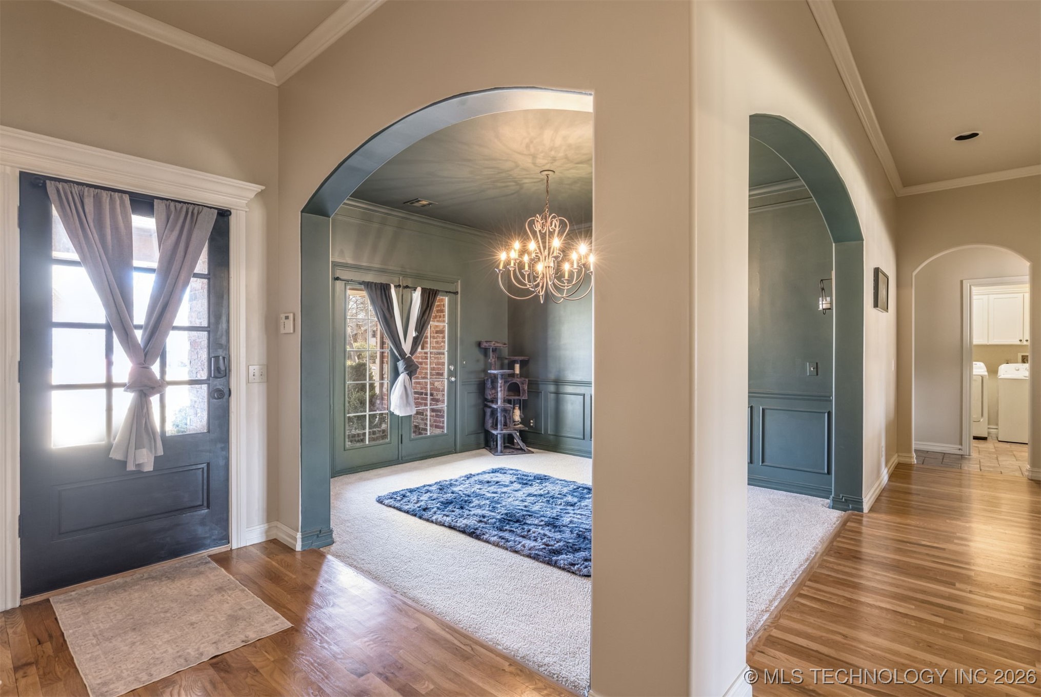 2324 S Kalanchoe Avenue Property Photo 2