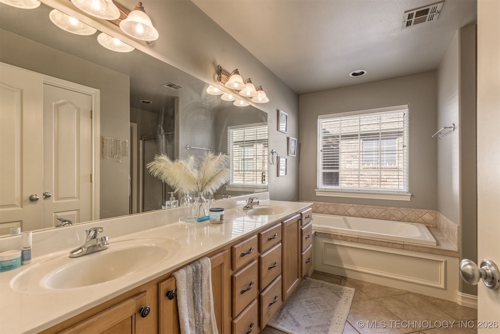 2324 S Kalanchoe Avenue Property Photo 5