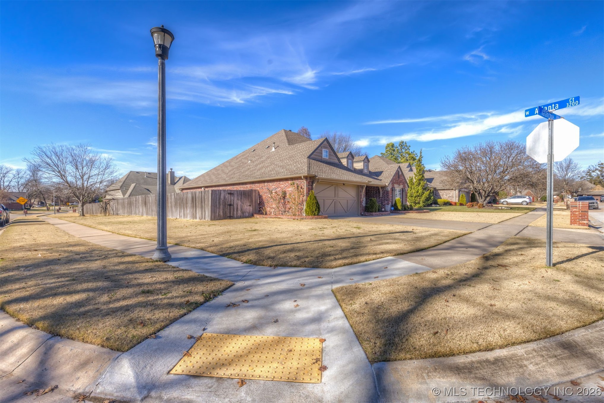 2324 S Kalanchoe Avenue Property Photo 9