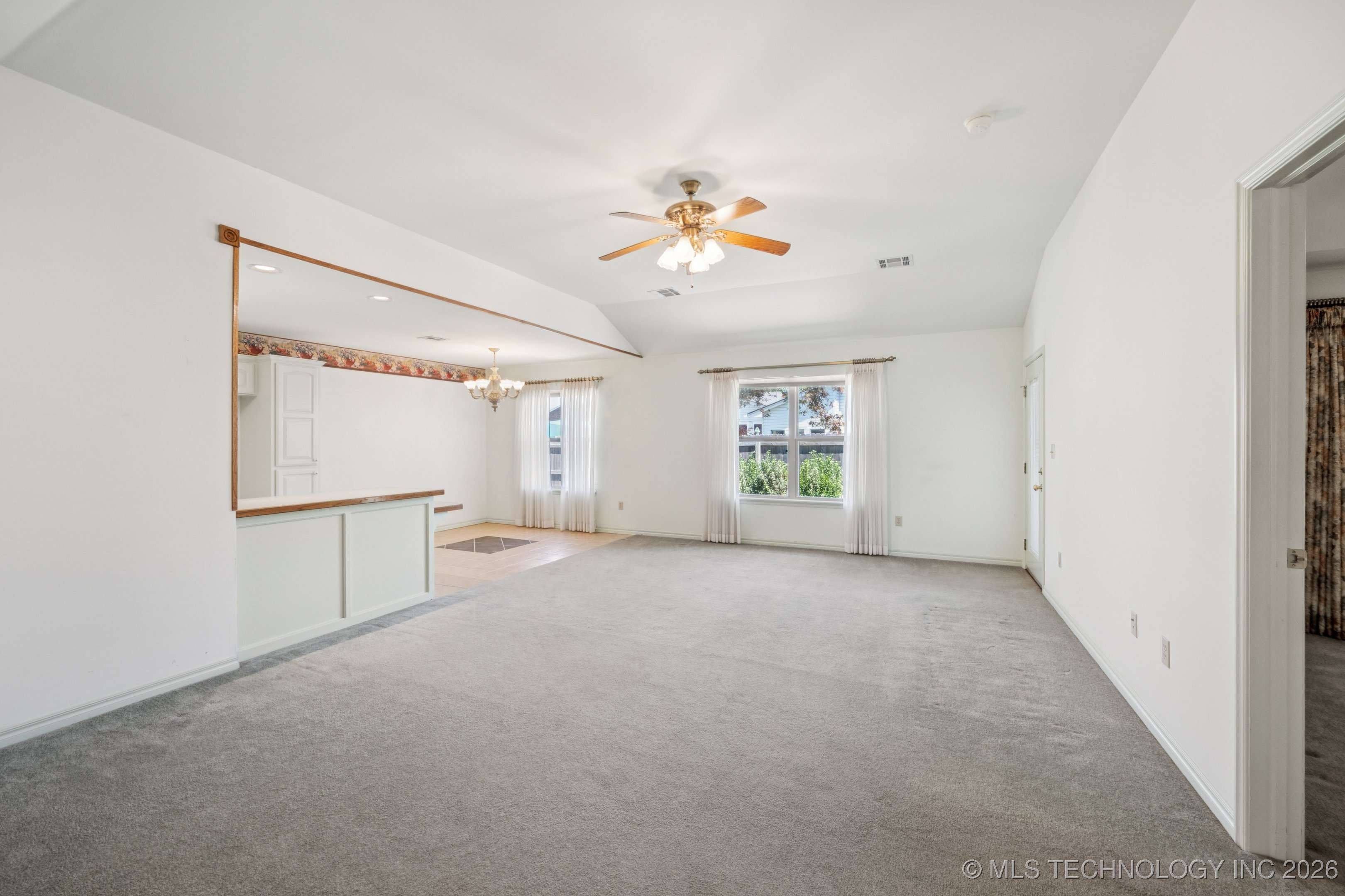 315 Savannah Park Street Property Photo 5