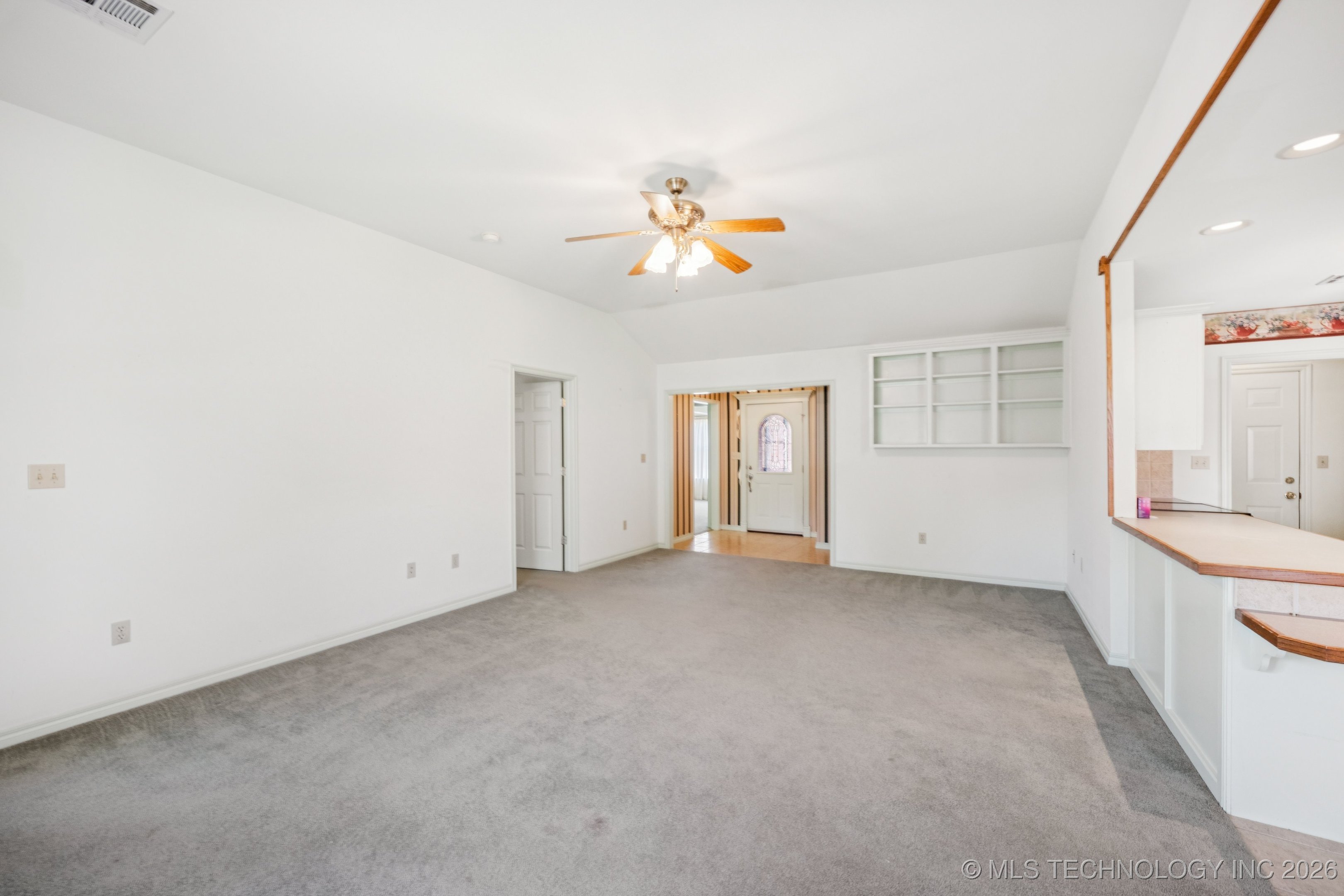 315 Savannah Park Street Property Photo 6