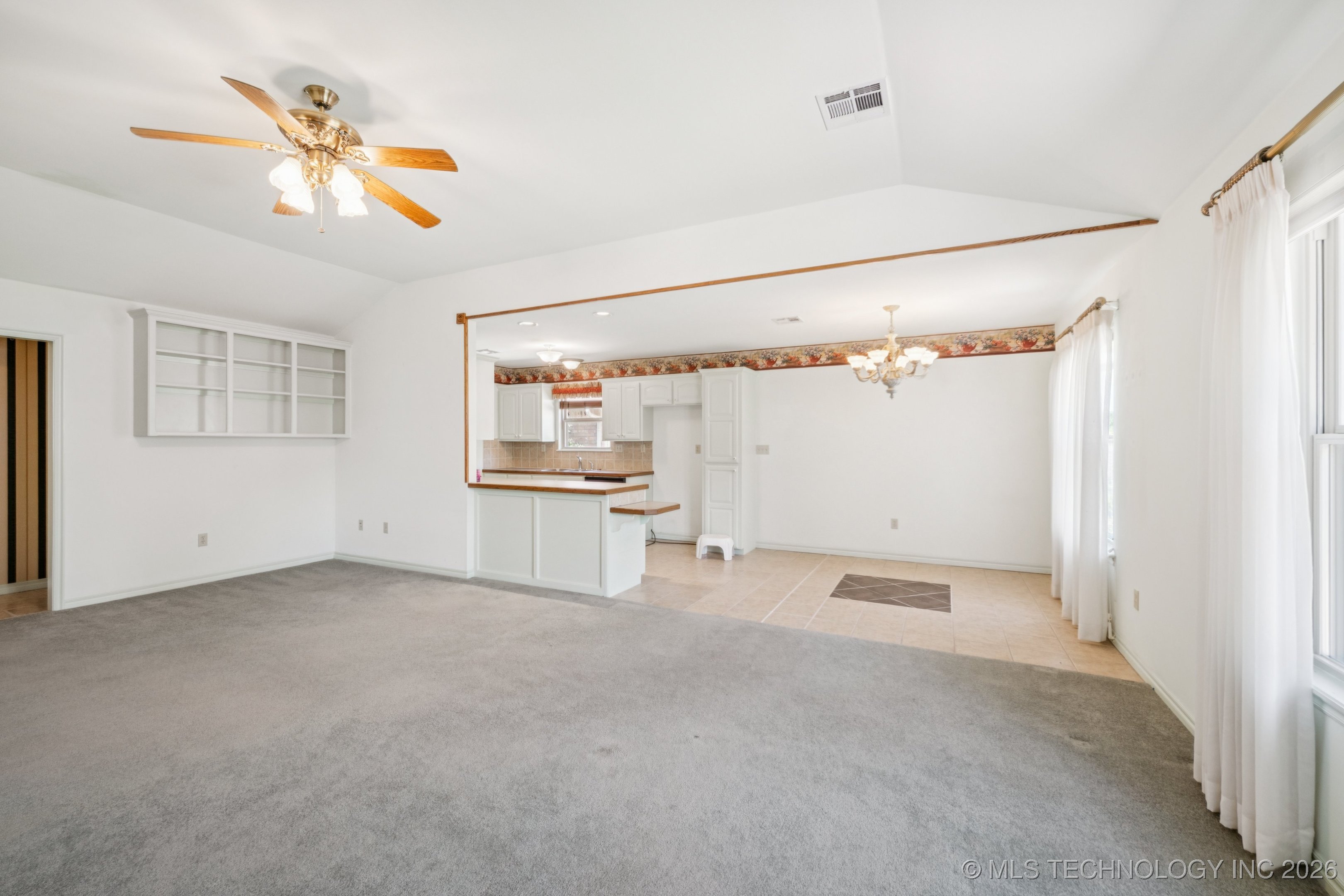 315 Savannah Park Street Property Photo 7