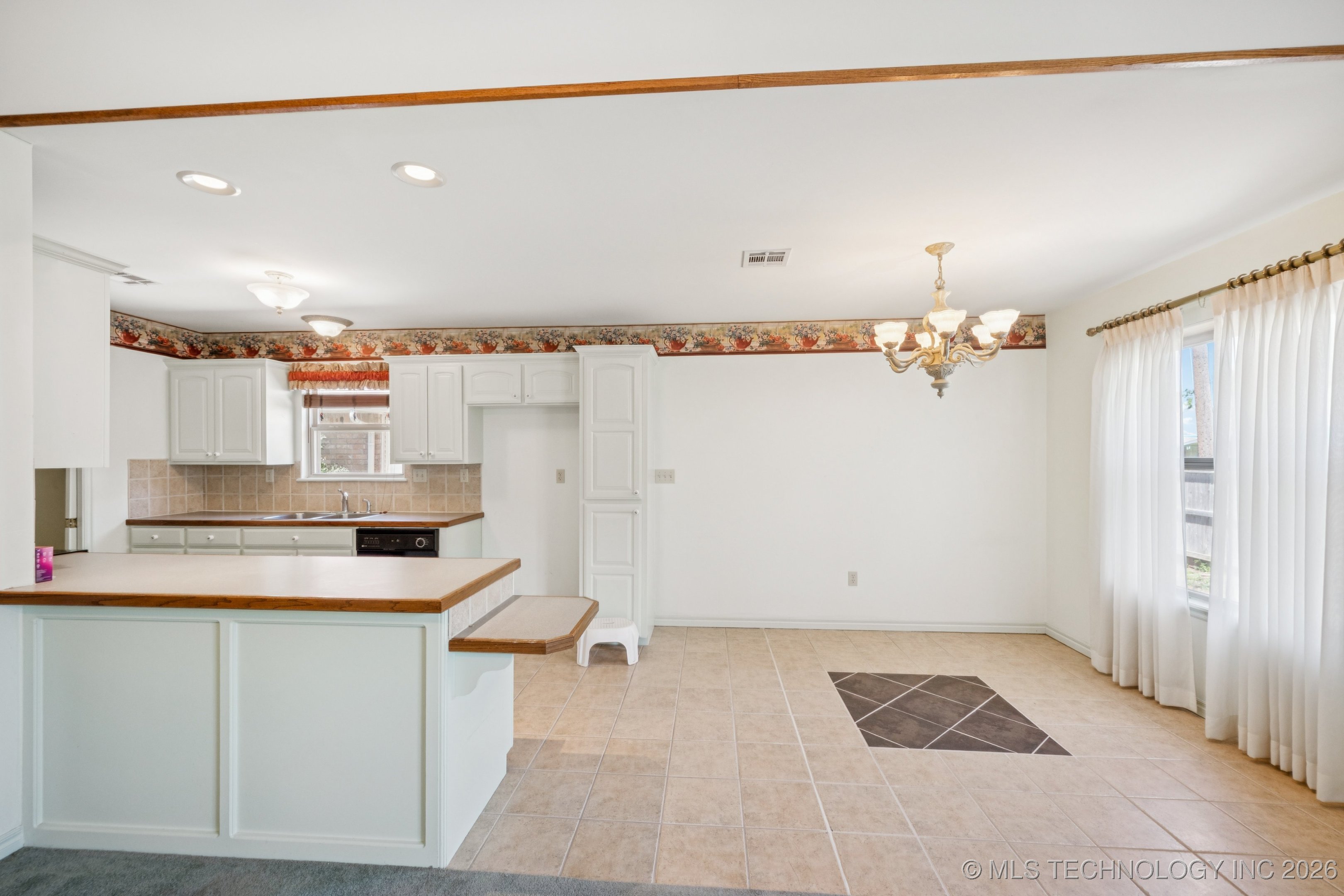 315 Savannah Park Street Property Photo 8