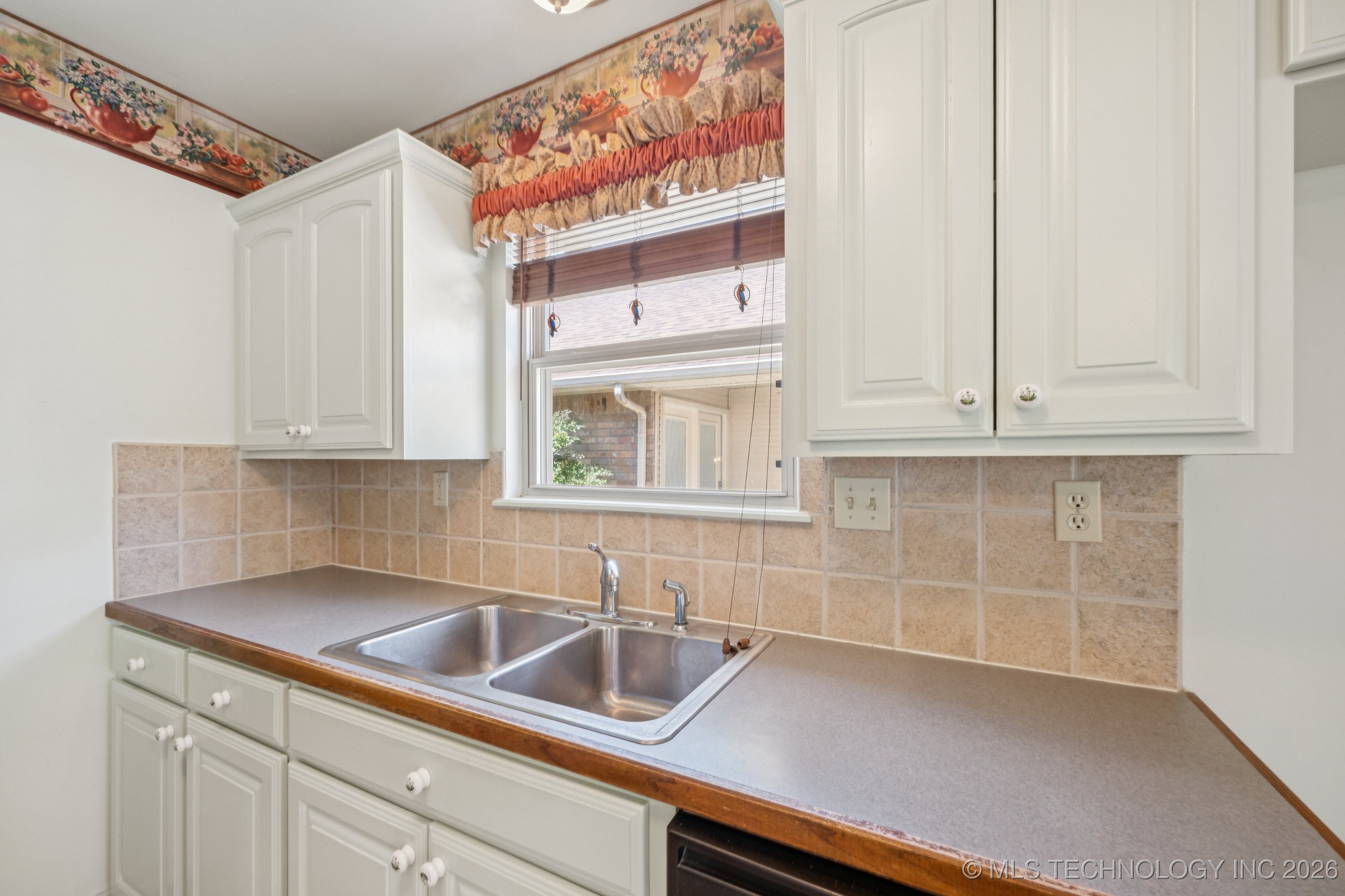 315 Savannah Park Street Property Photo 10