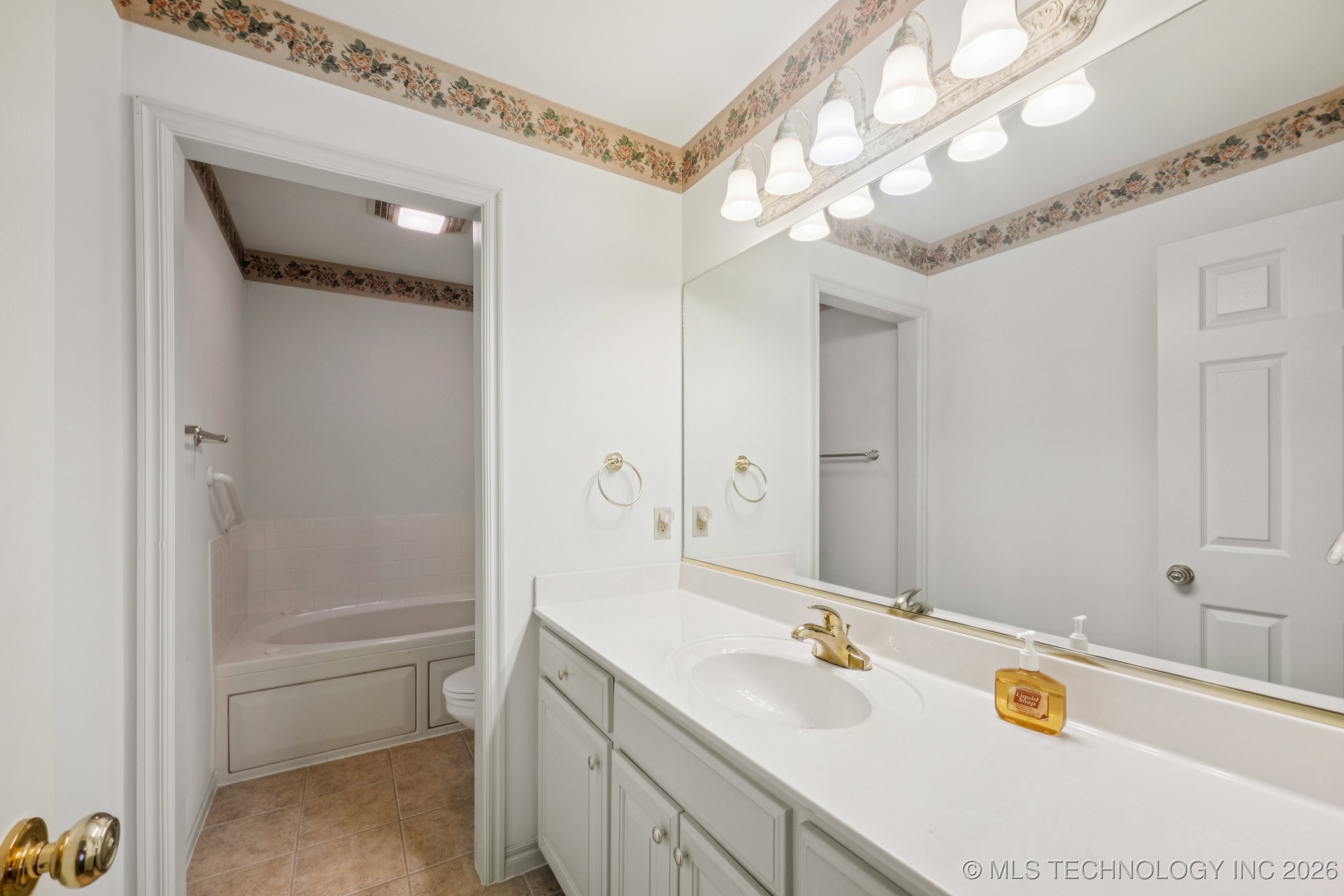 315 Savannah Park Street Property Photo 17