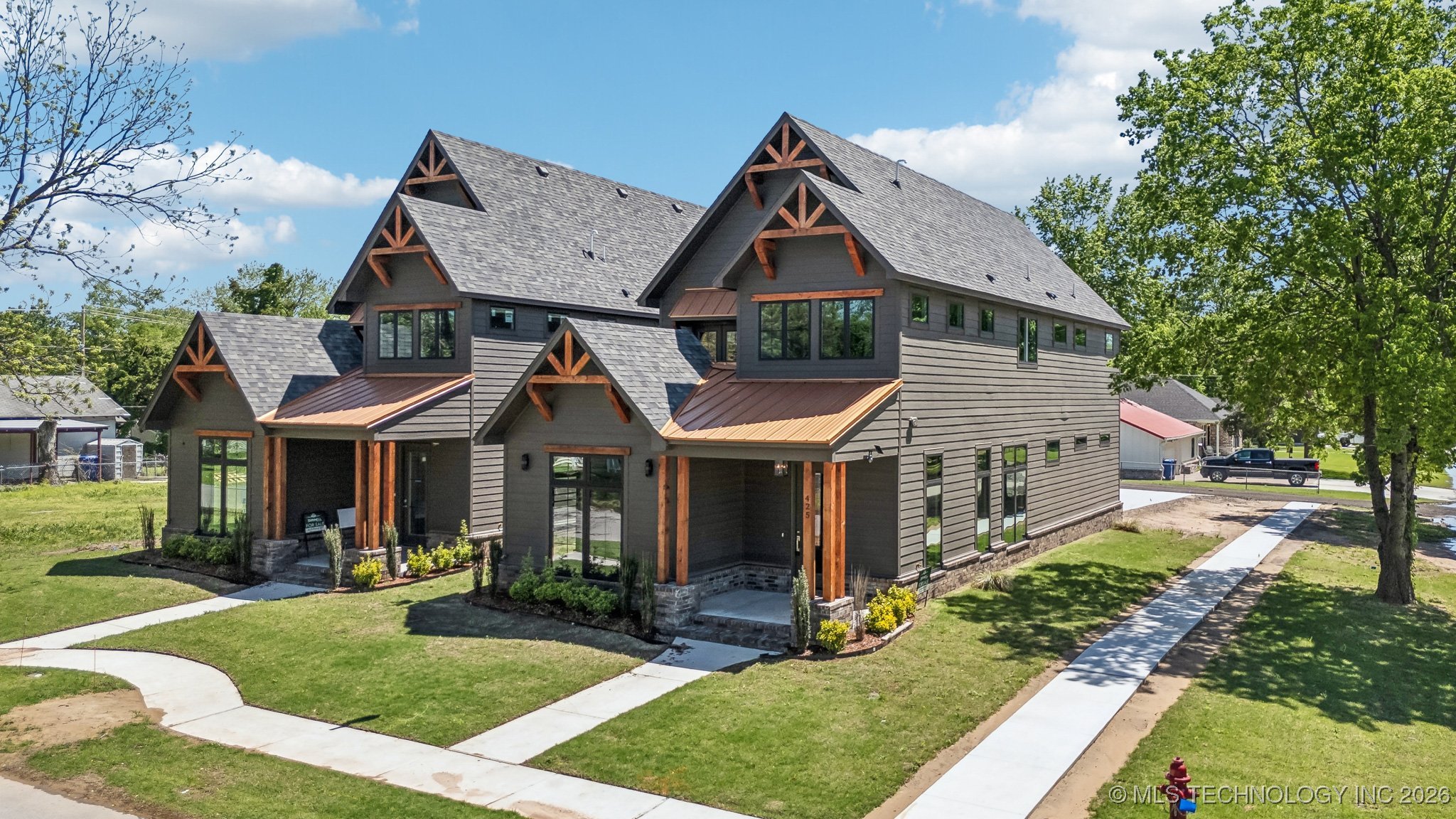 425 W Ft Worth Street Property Photo 1