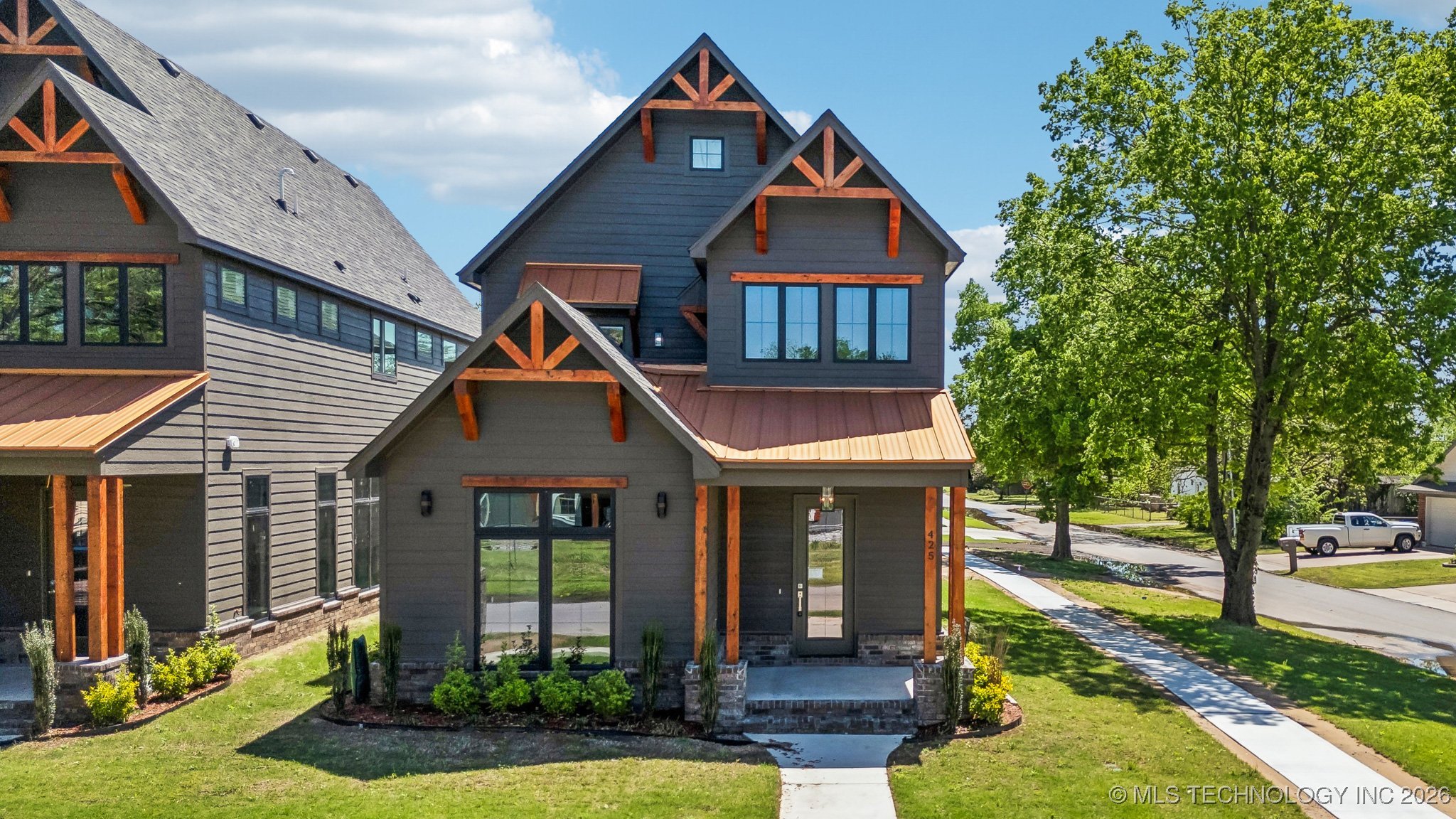 425 W Ft Worth Street Property Photo 2