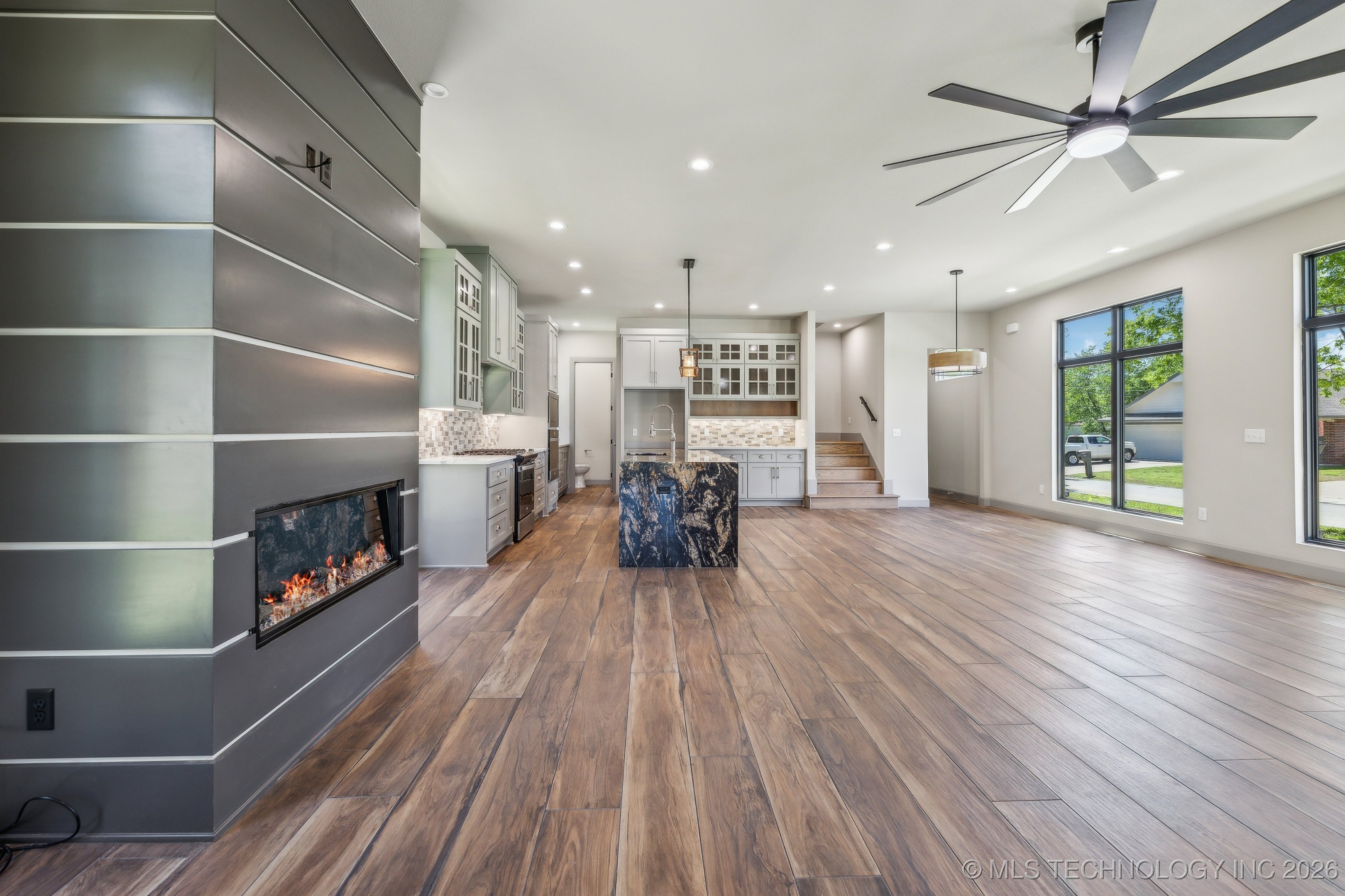 425 W Ft Worth Street Property Photo 9