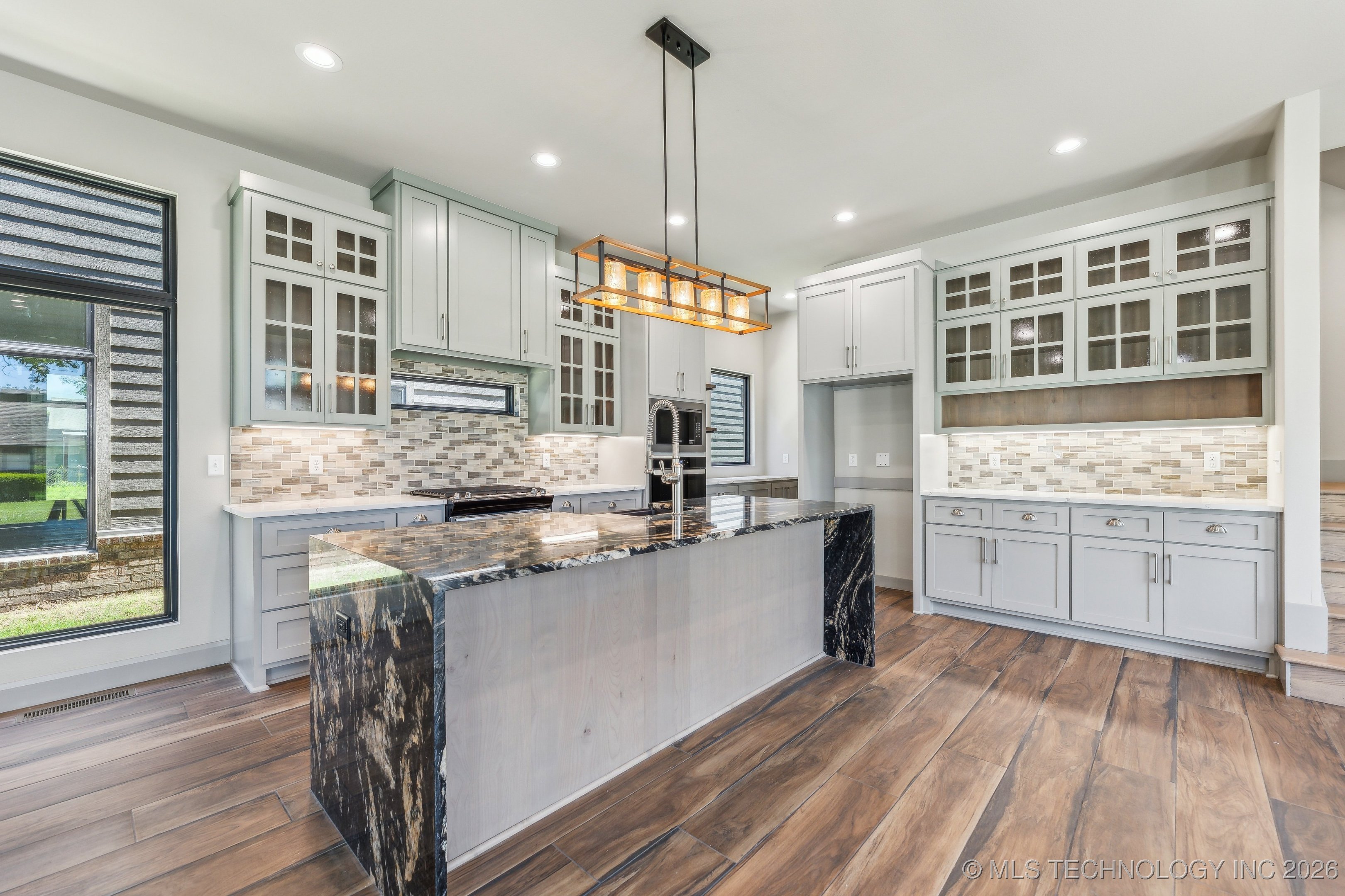 425 W Ft Worth Street Property Photo 11